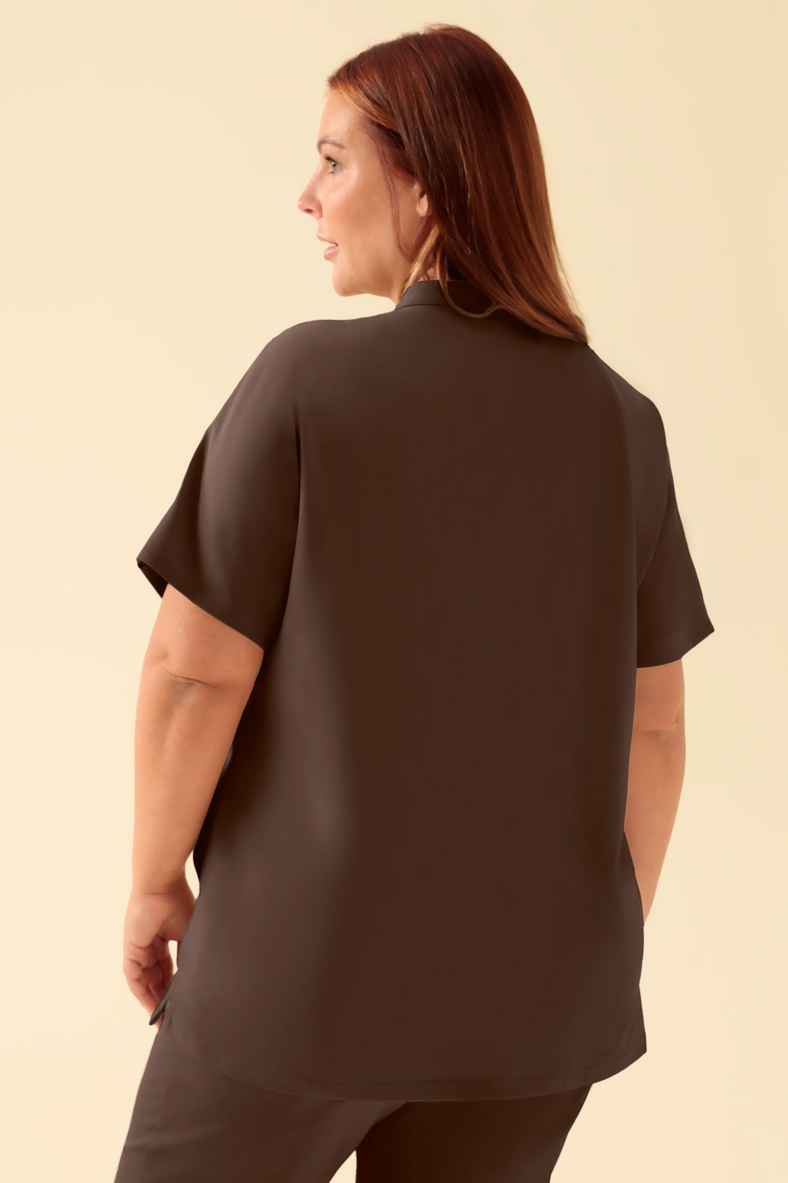 KAERE Tunique Femme - Col officier coffee, Vue de face Le mannequin mesure 173 cm et porte la taille XL