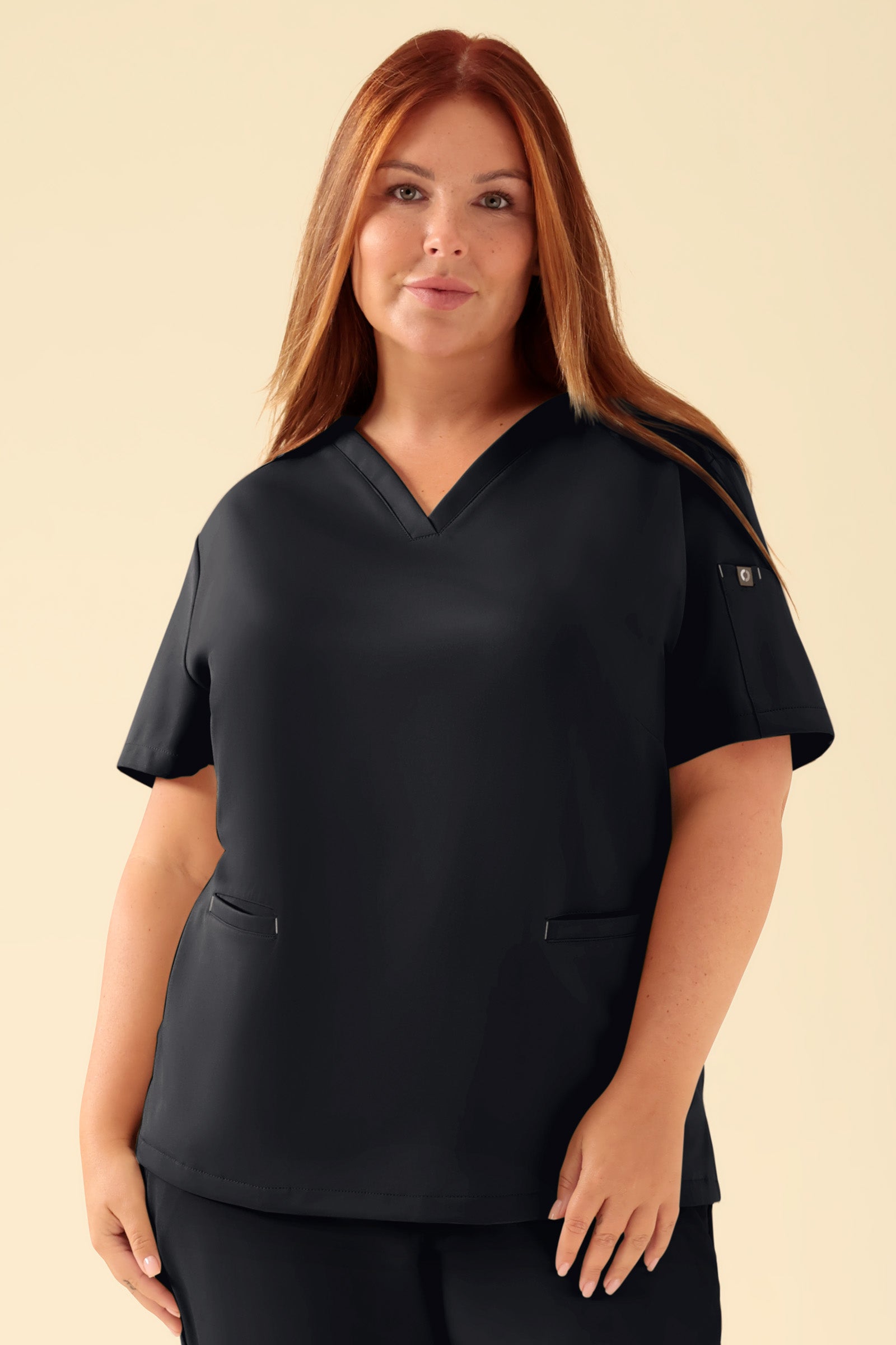 KAERE Tunique Femme - Décolleté V noir, Vue de face Le mannequin mesure 173 cm et porte la taille XL