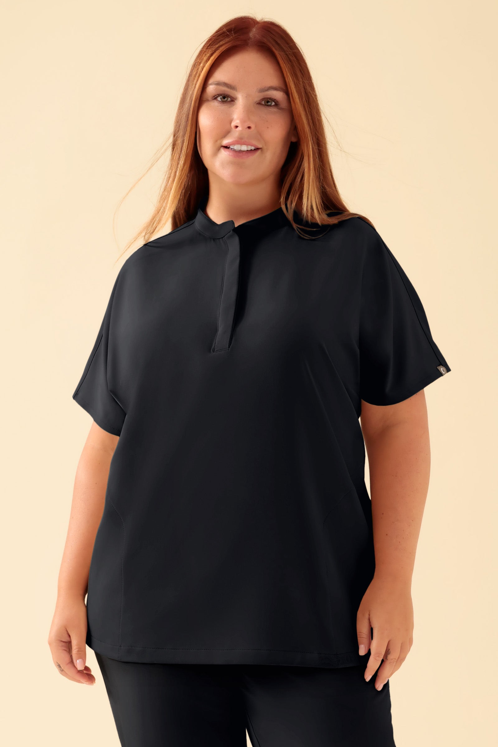 KAERE Tunique Femme - Col officier noir, Vue de face Le mannequin mesure 173 cm et porte la taille XL