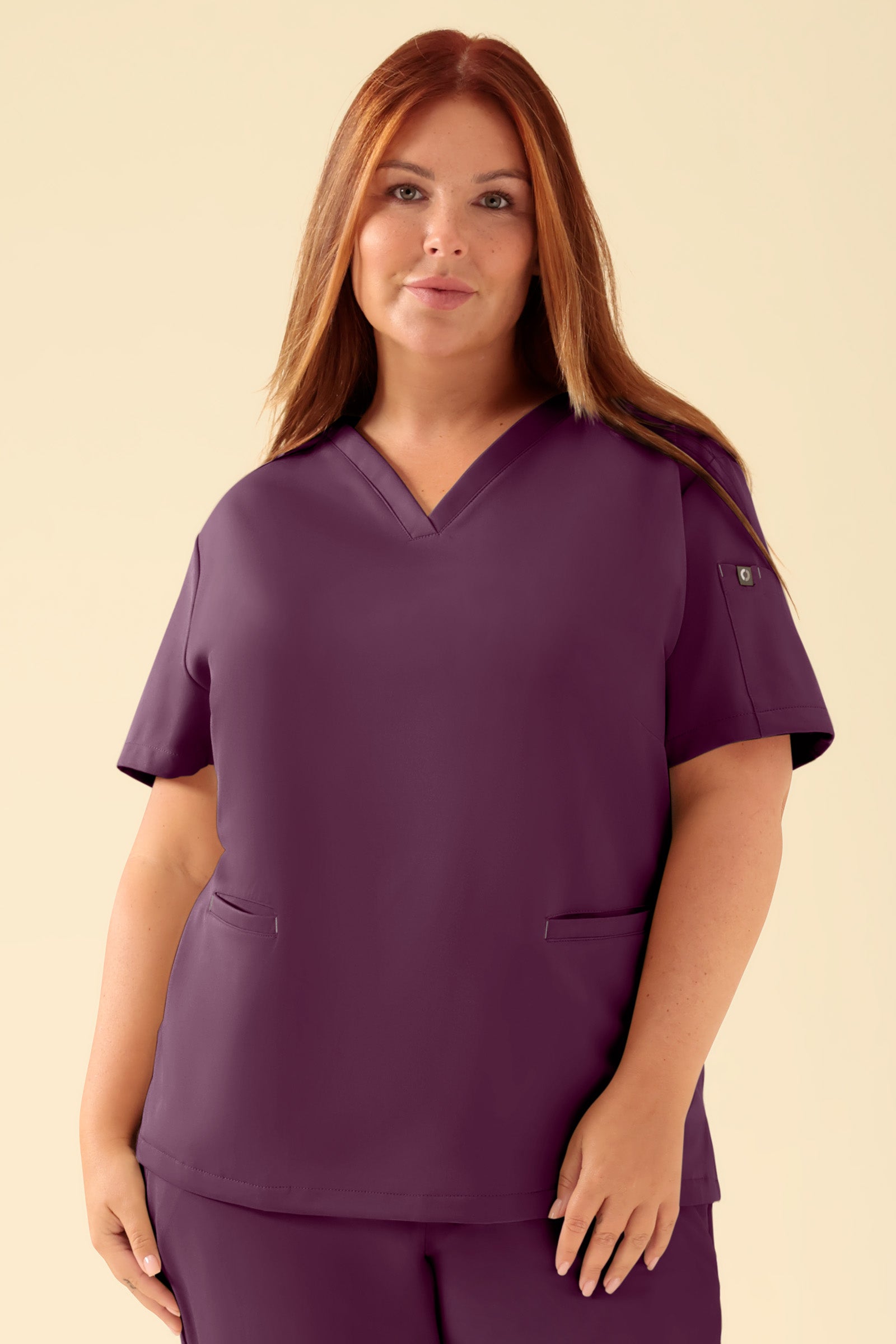 KAERE Tunique Femme - Décolleté V prune, Vue de face Le mannequin mesure 173 cm et porte la taille XL