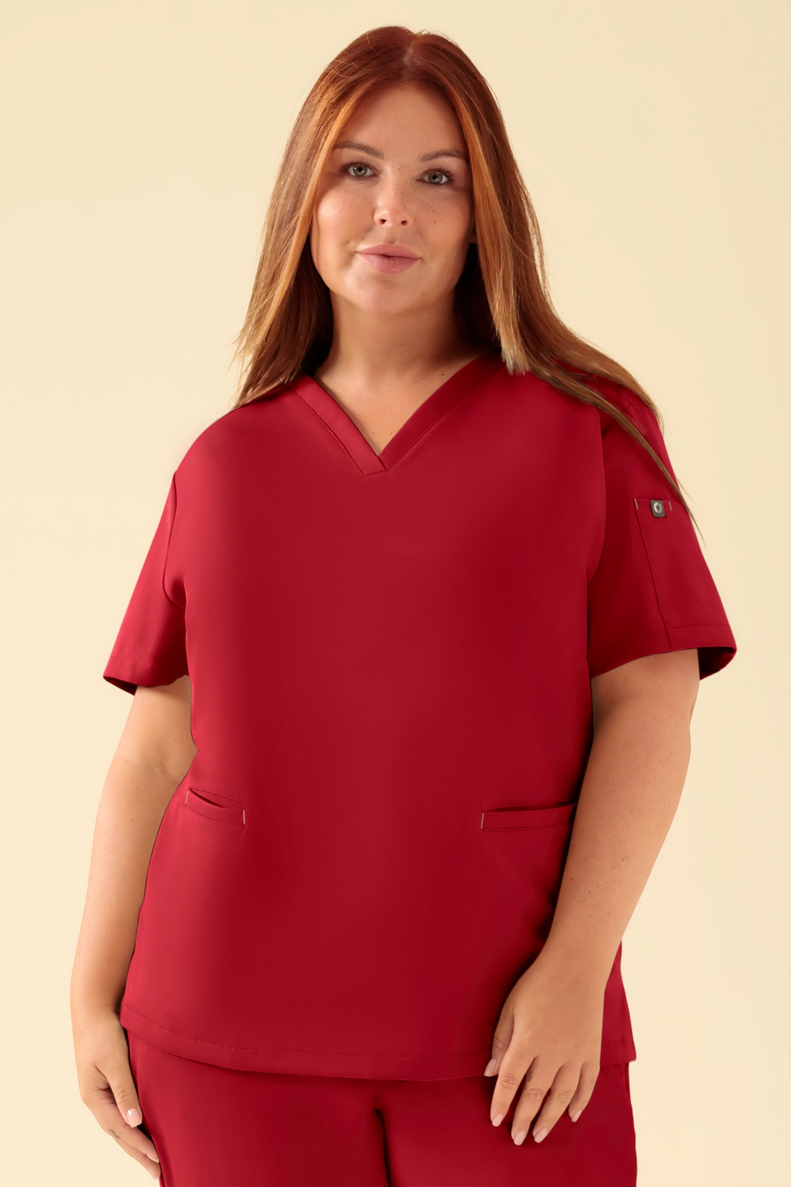 KAERE Tunique Femme - Décolleté V rouge, Vue de face Le mannequin mesure 173 cm et porte la taille XL