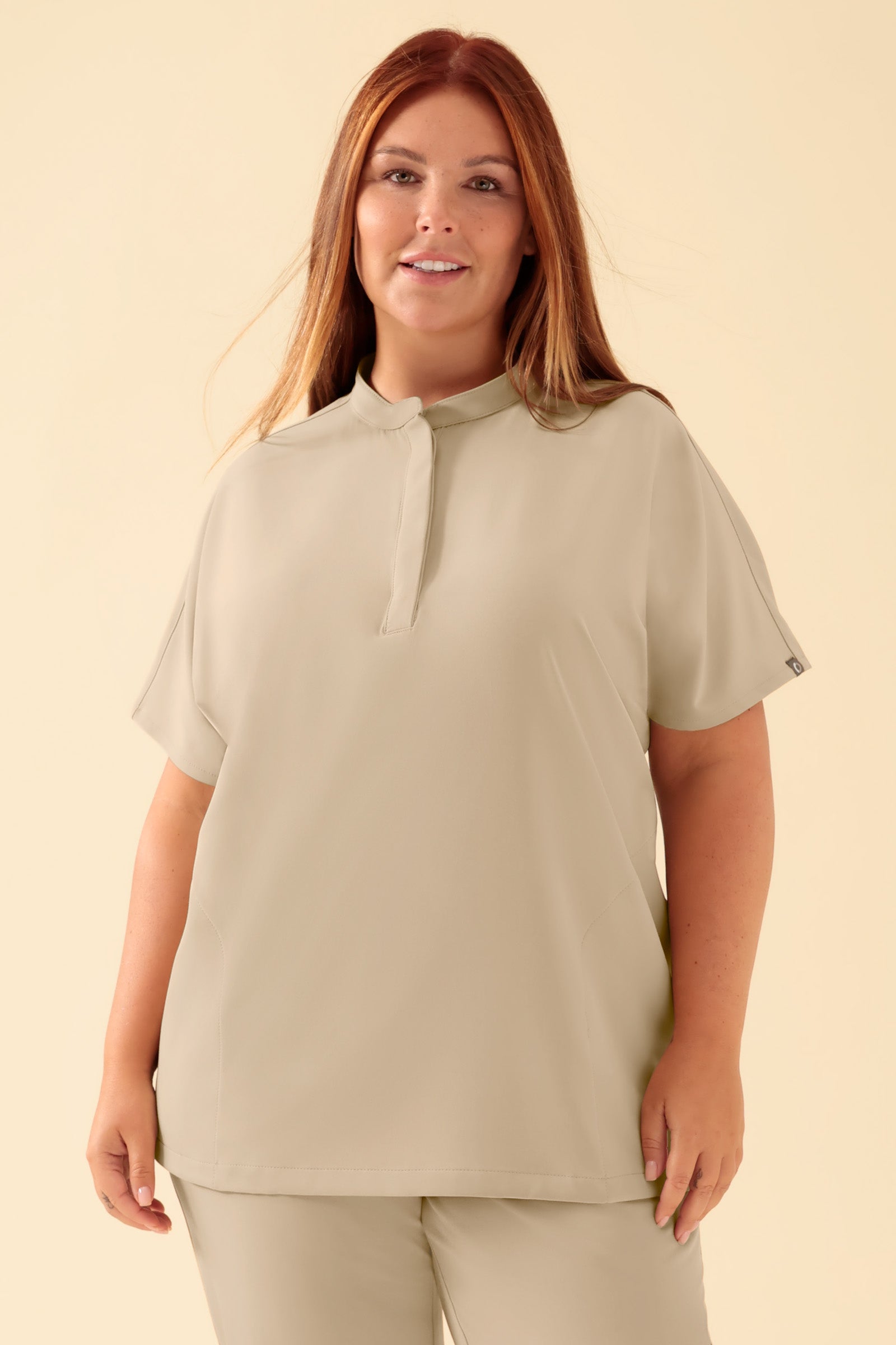 KAERE Tunique Femme - Col officier sable, Vue de face Le mannequin mesure 173 cm et porte la taille XL