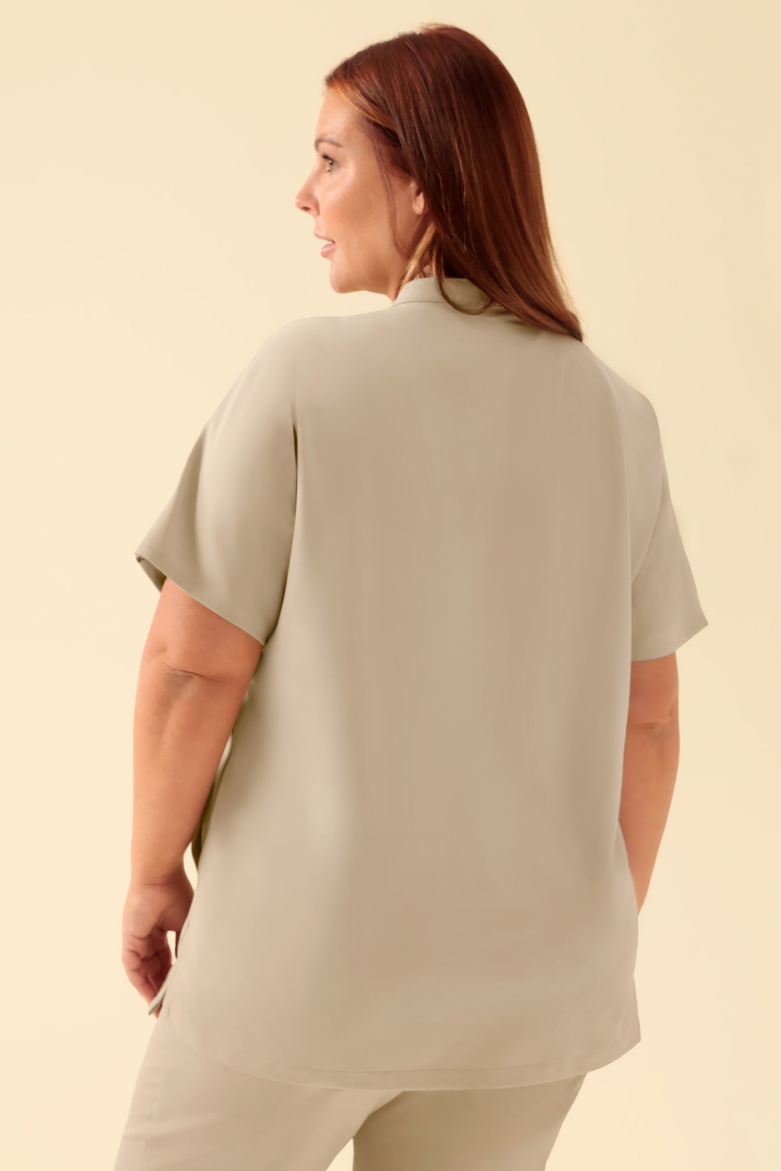 KAERE Tunique Femme - Col officier sable, Vue de face Le mannequin mesure 173 cm et porte la taille XL