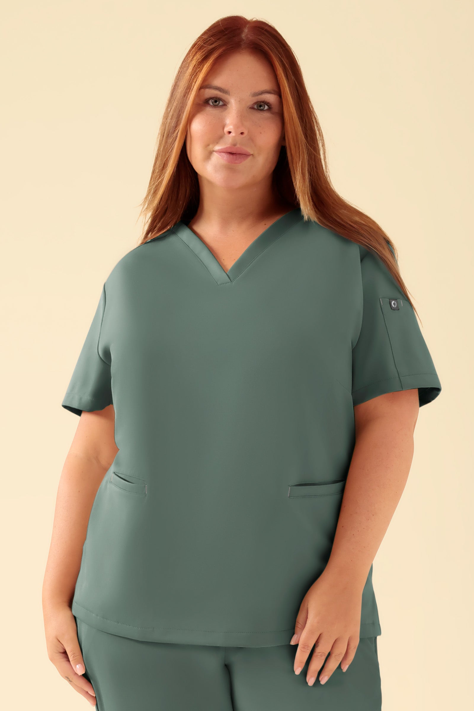 KAERE Tunique Femme - Décolleté V vert foncé, Vue de face Le mannequin mesure 173 cm et porte la taille XL