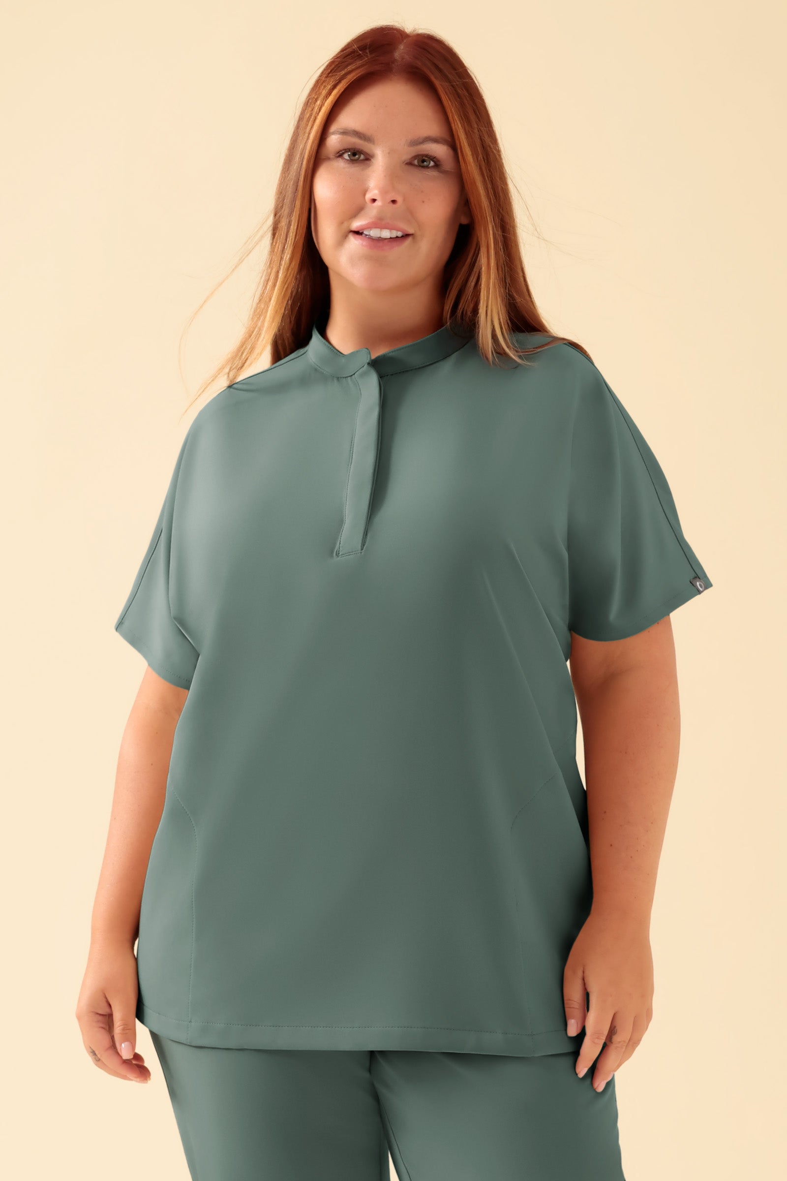 KAERE Tunique Femme - Col officier vert foncé, Vue de face Le mannequin mesure 173 cm et porte la taille XL