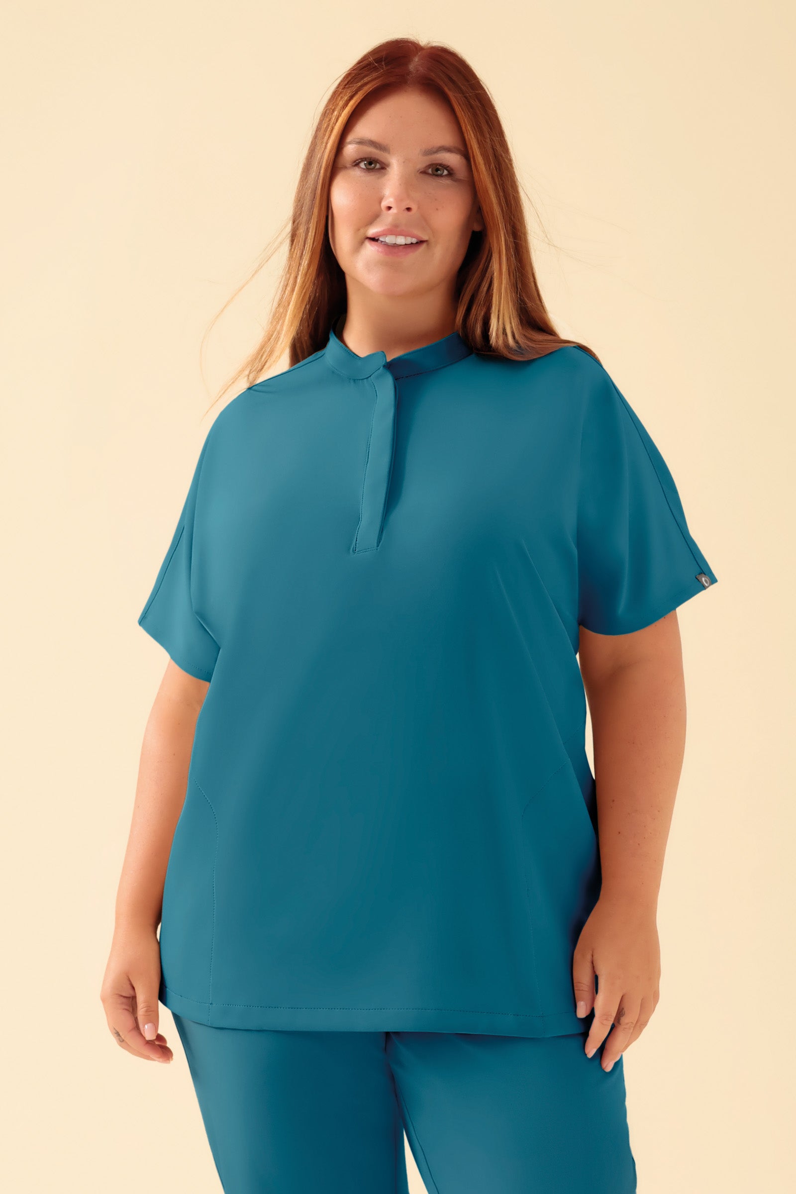 KAERE Tunique Femme - Col officier pétrole, Vue de face Le mannequin mesure 173 cm et porte la taille XL
