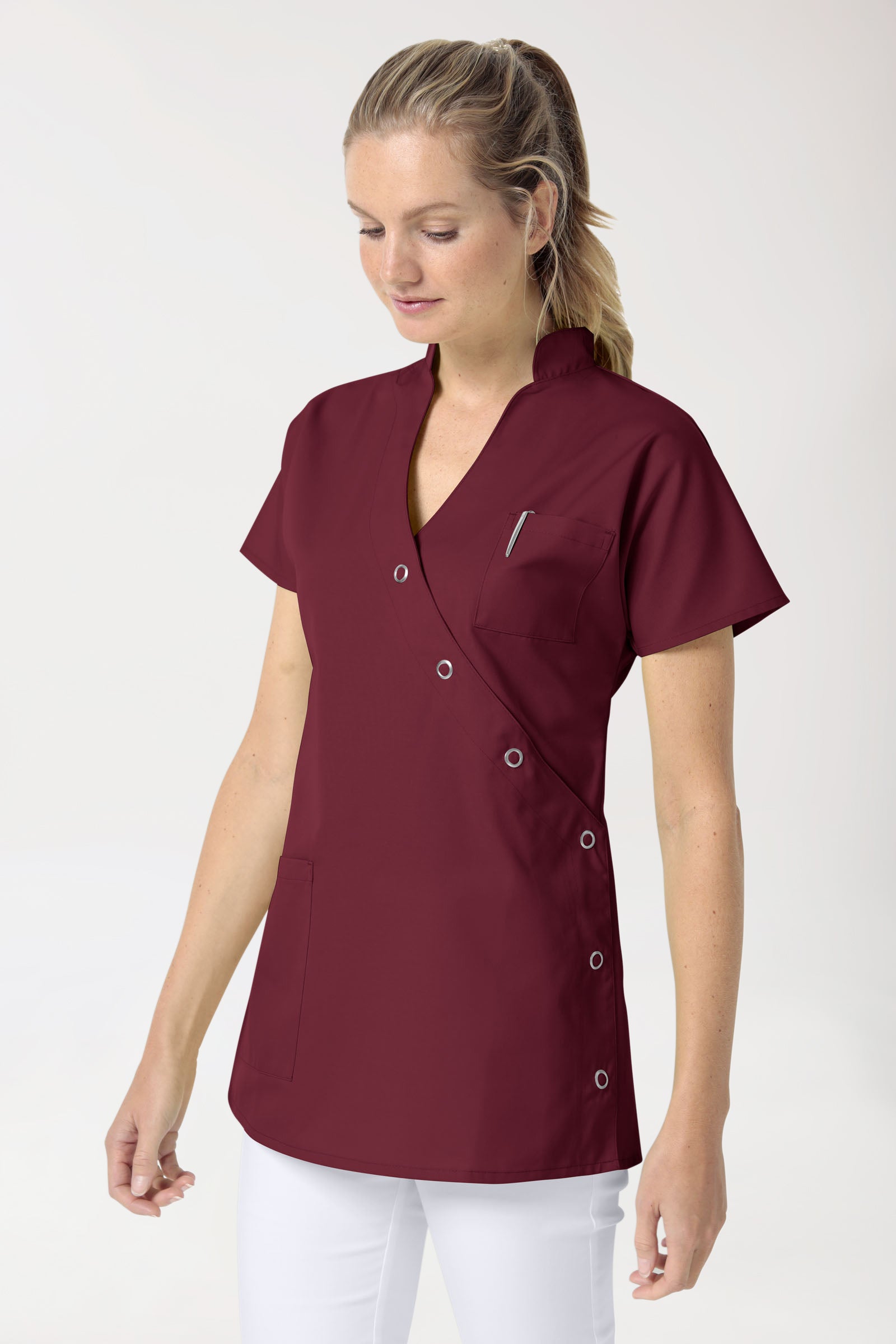 JUST STRONG Blouse Femme - Patte de boutonnage bordeaux, Vue de face