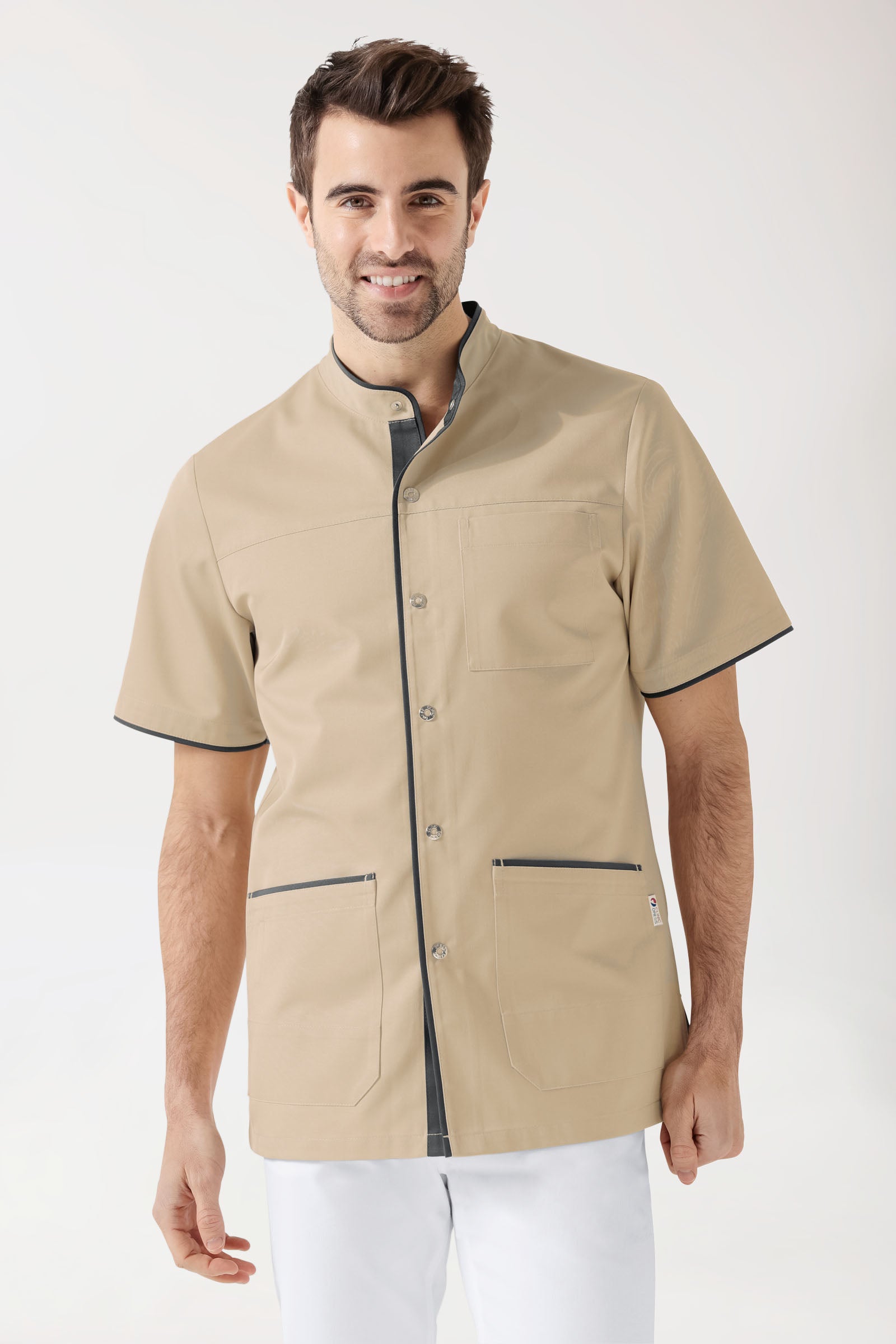 Blouse Beauté Homme - Boutonnée biscuit/anthracite, Vue de face