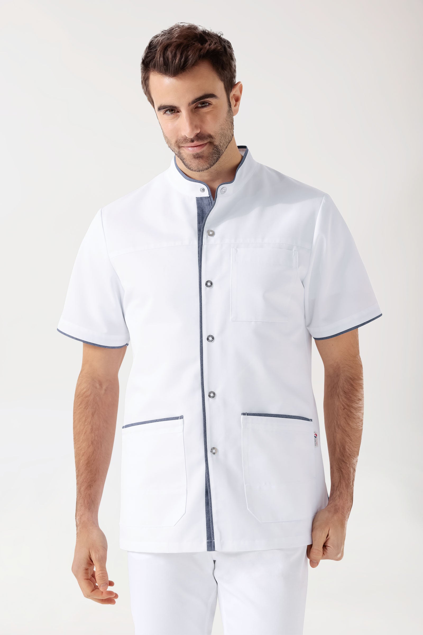 Blouse Beauté Homme - Boutonnée blanc/bleu jean, Vue de face
