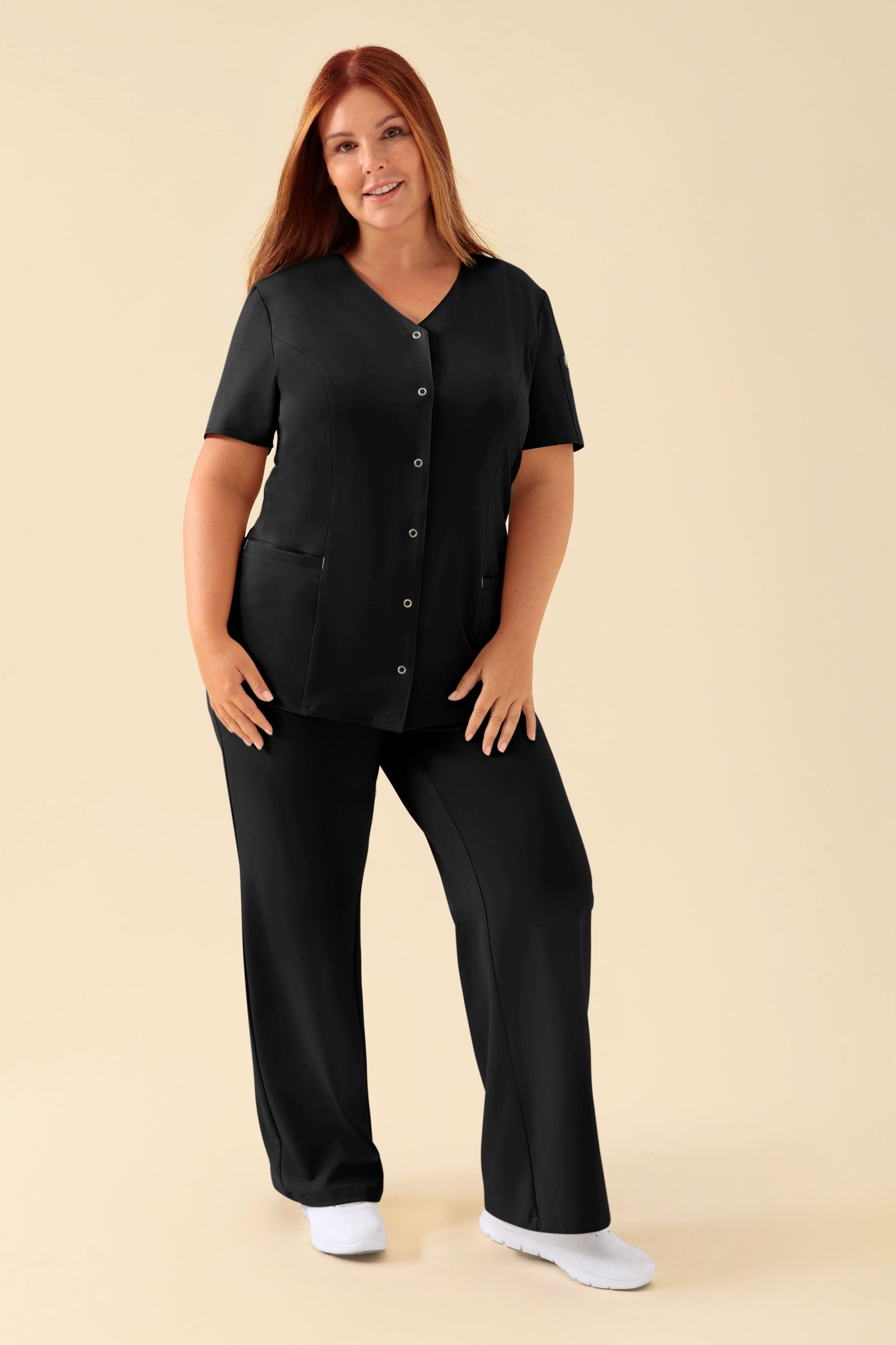 KAERE Blouse Femme - Patte de boutonnage noir, Vue de face Le mannequin mesure 173 cm et porte la taille XL