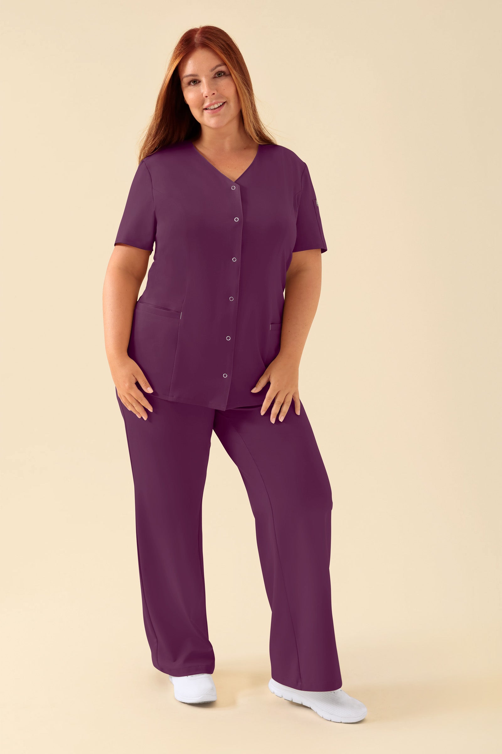 KAERE Blouse Femme - Patte de boutonnage prune, Vue de face Le mannequin mesure 173 cm et porte la taille XL