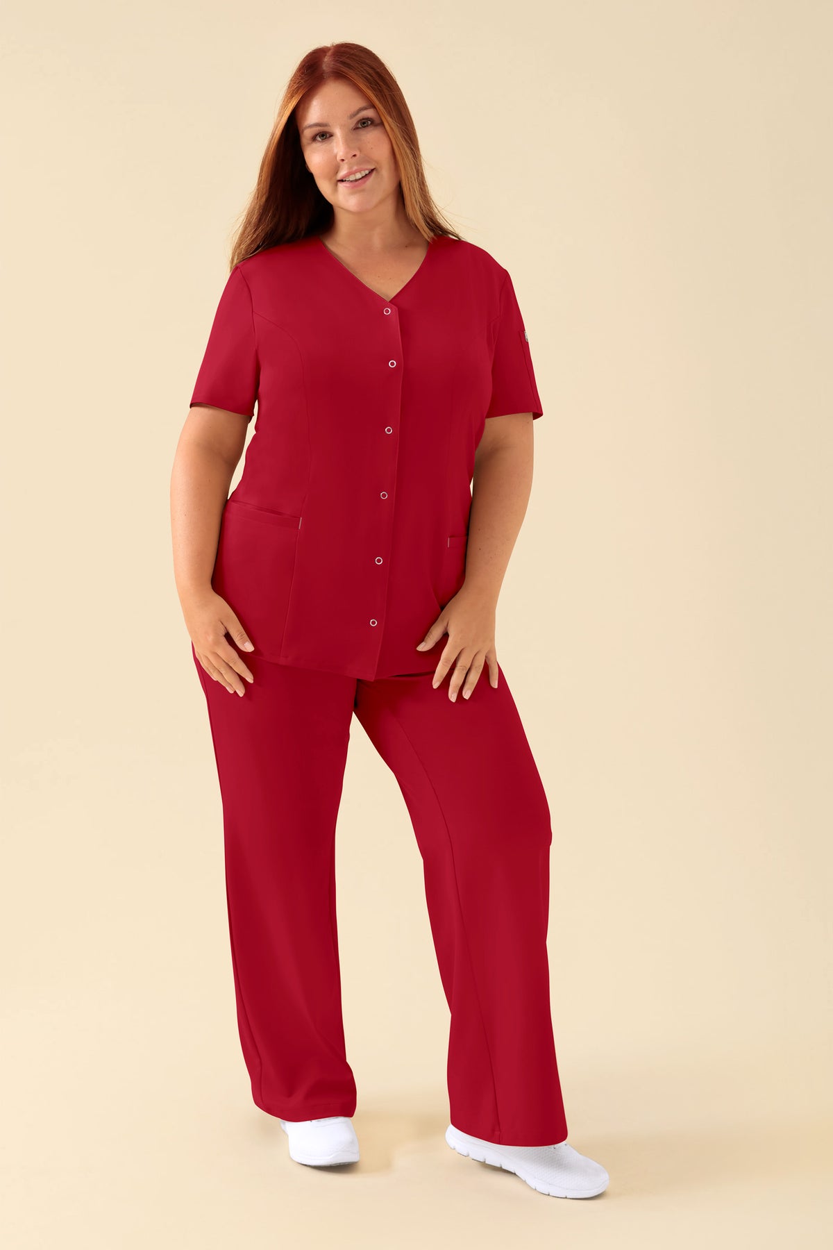 KAERE Blouse Femme - Patte de boutonnage rouge, Vue de face Le mannequin mesure 173 cm et porte la taille XL