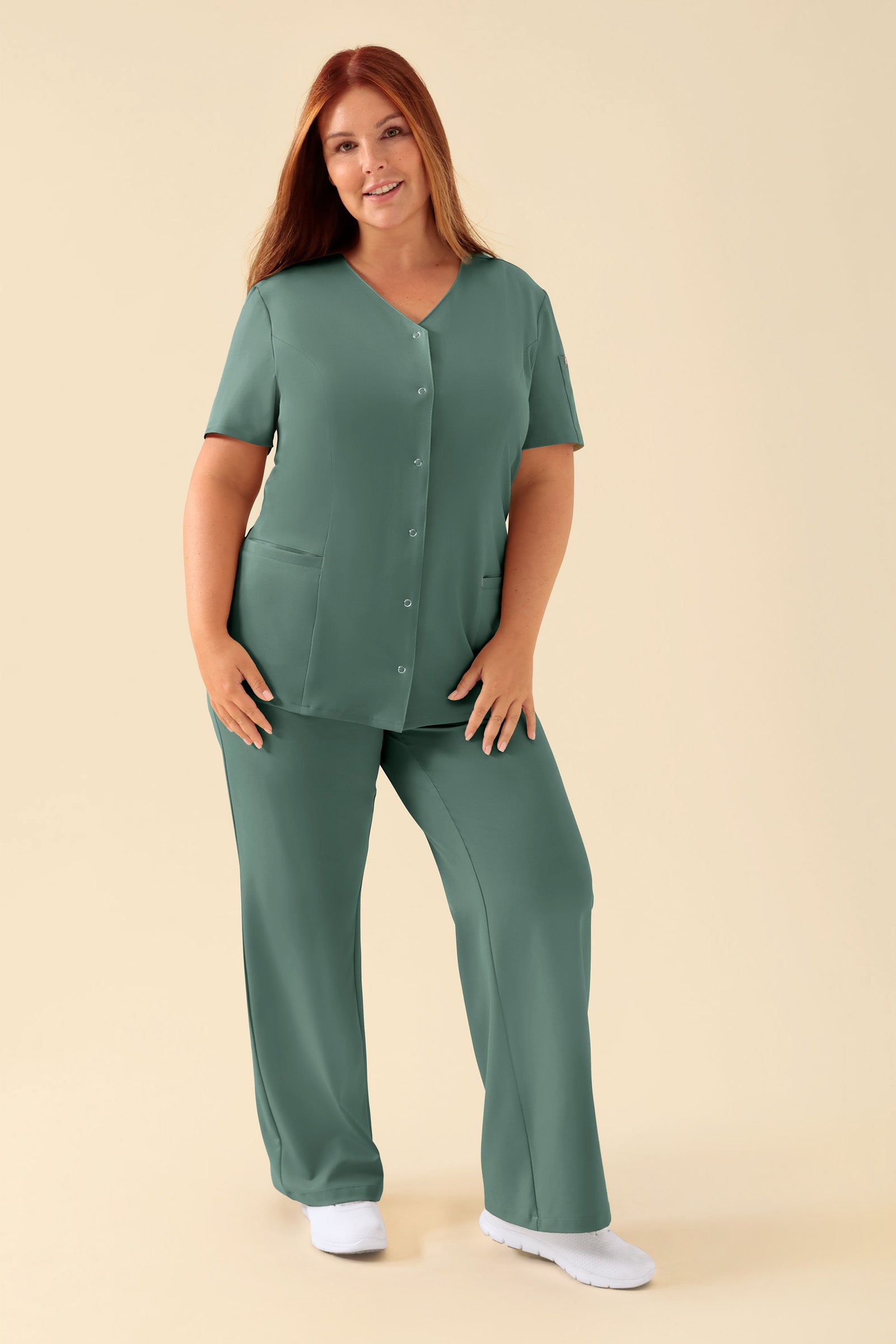 KAERE Blouse Femme - Patte de boutonnage vert foncé, Vue de face Le mannequin mesure 173 cm et porte la taille XL
