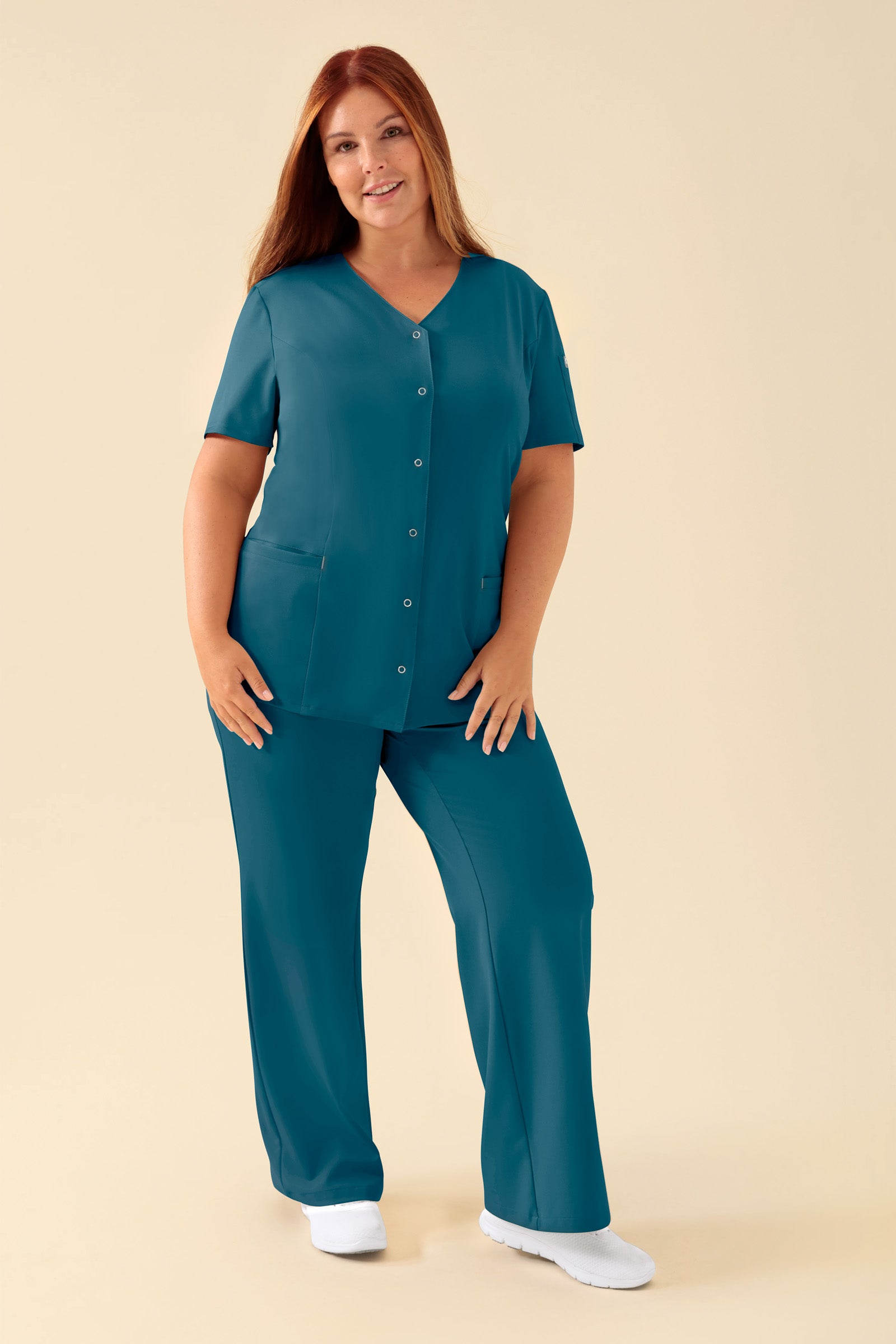 KAERE Blouse Femme - Patte de boutonnage pétrole, Vue de face Le mannequin mesure 173 cm et porte la taille XL
