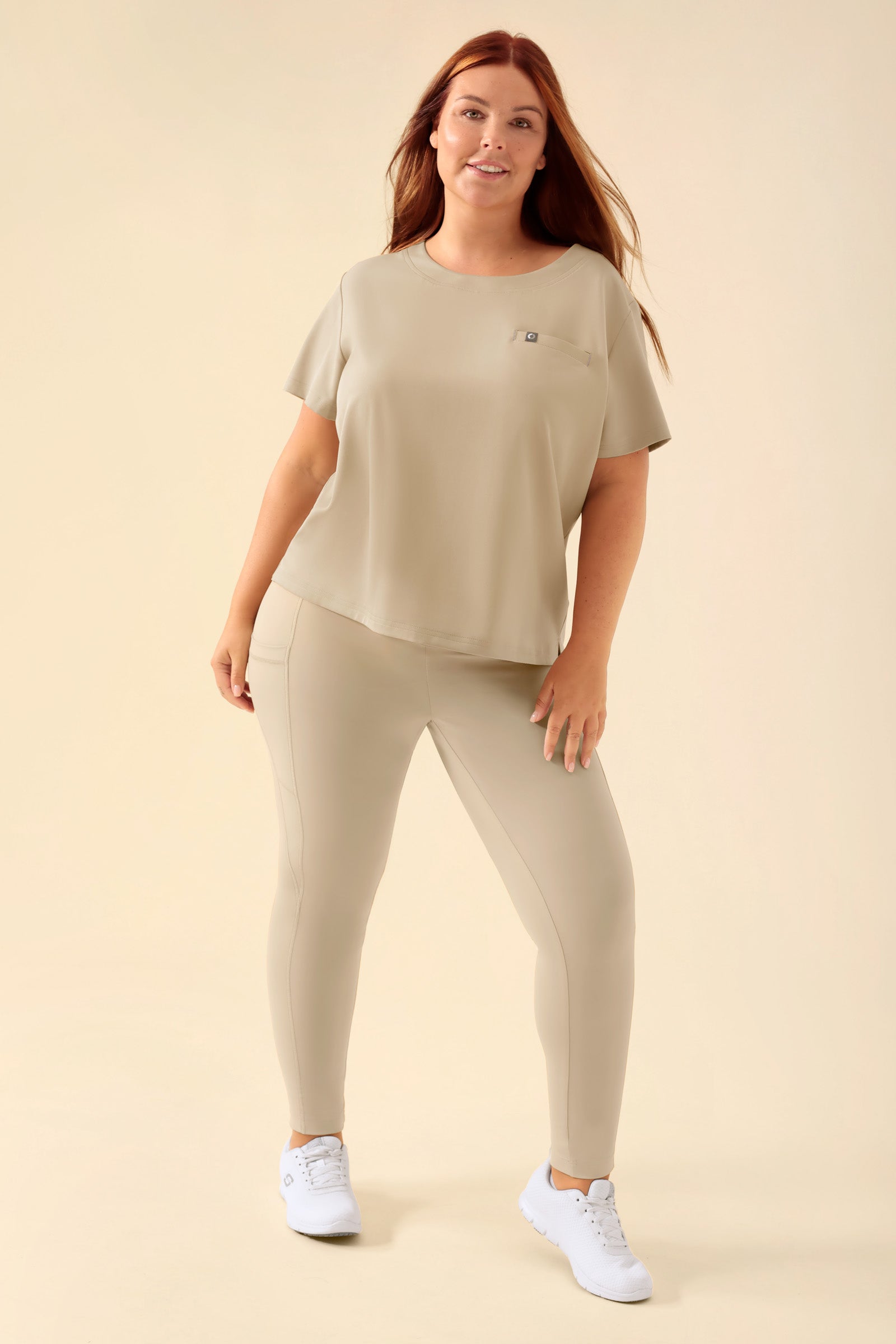 KAERE Leggings Femme - super élastique sable, Vue de face Le mannequin mesure 173 cm et porte la taille XL