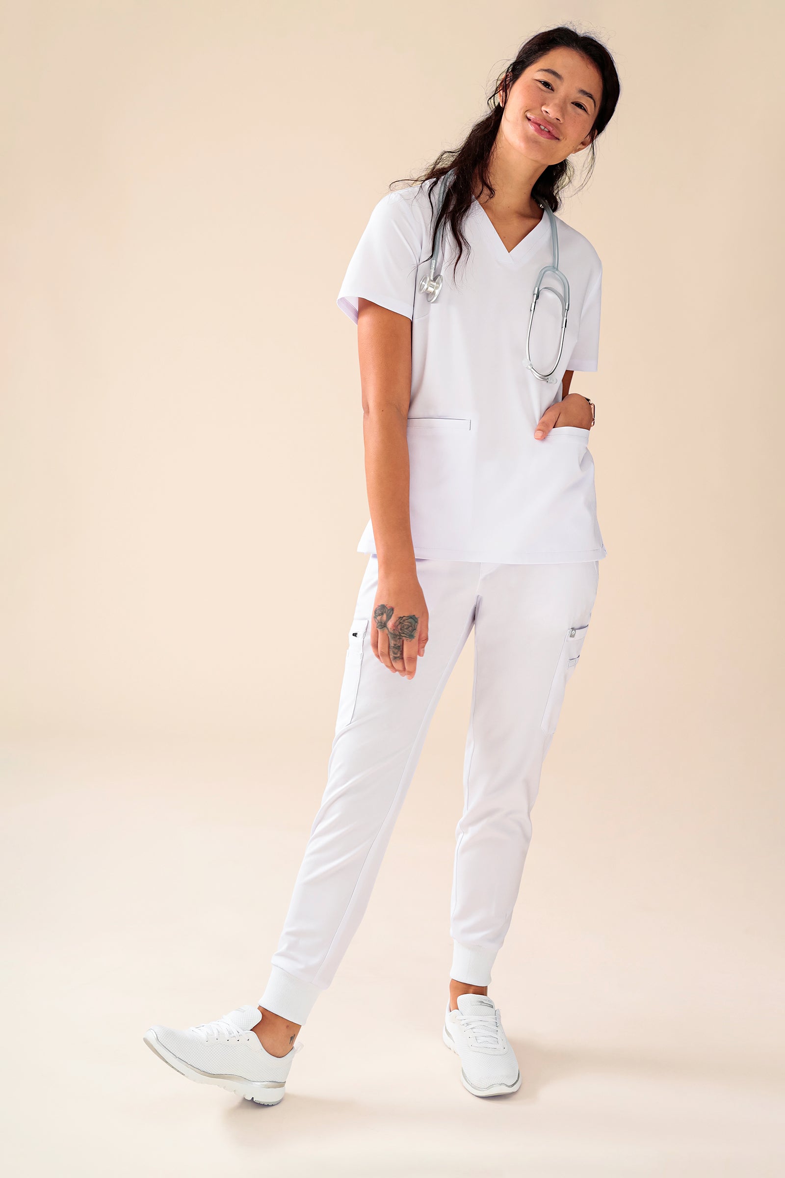 KAERE Pantalon Femme - avec poches cargo et ourlets côtelés blanc, Vue de face Le mannequin mesure 174 cm et porte la taille S