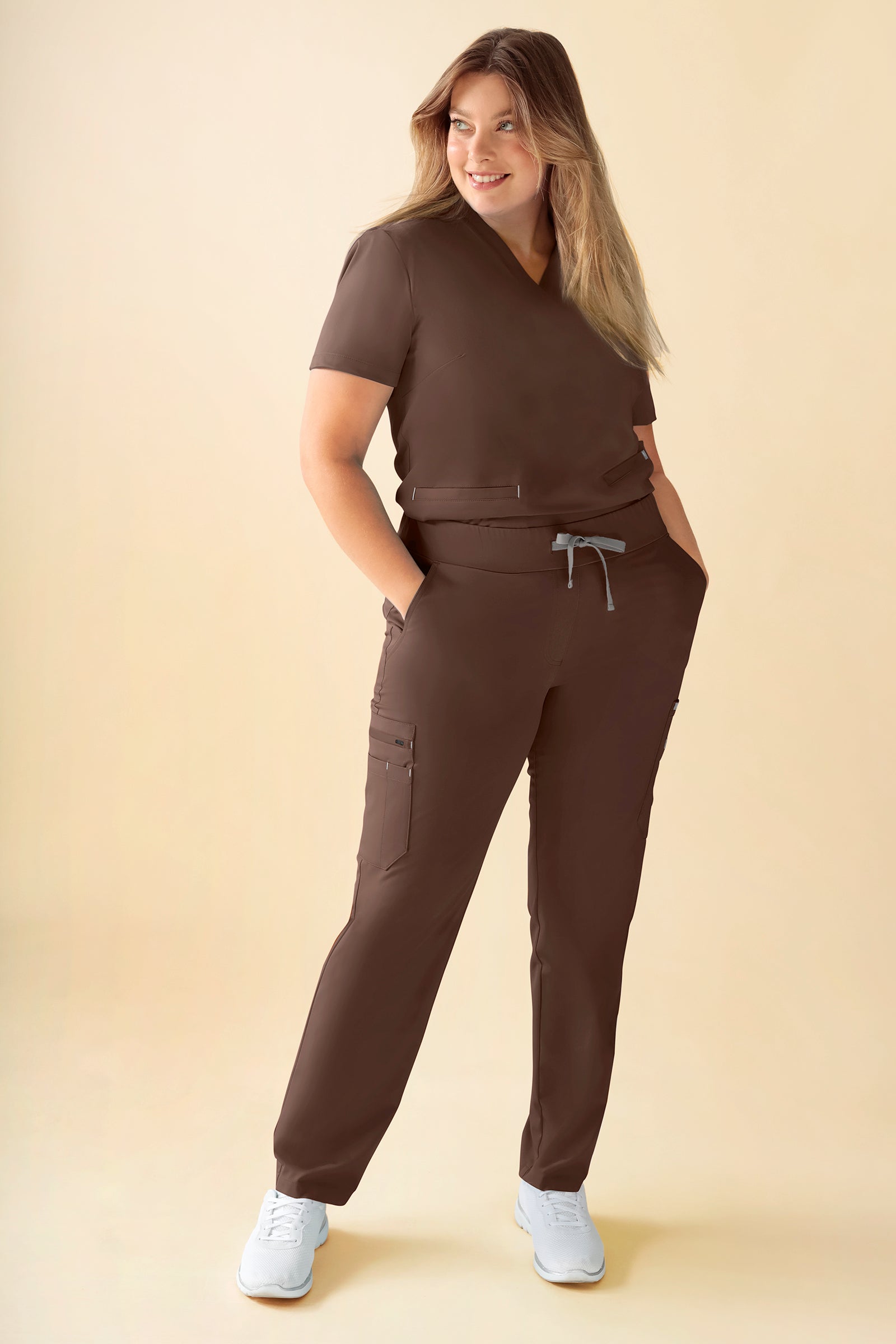 KAERE Pantalon Femme - avec poches cargo coffee, Vue de face Le mannequin mesure 174 cm et porte la taille XL