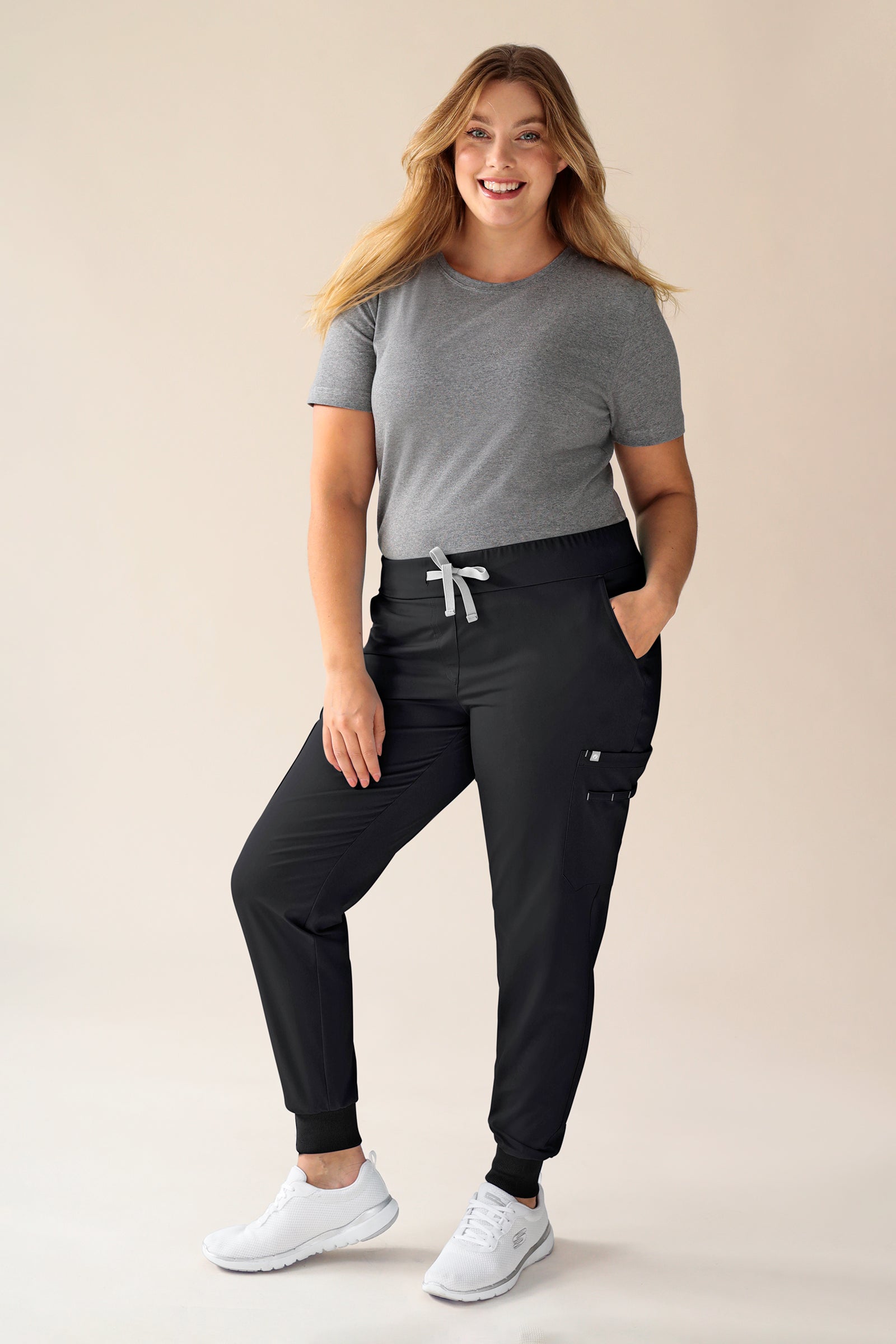 KAERE Pantalon Femme - avec poches cargo et ourlets côtelés noir, Vue de face Le mannequin mesure 174 cm et porte la taille XL