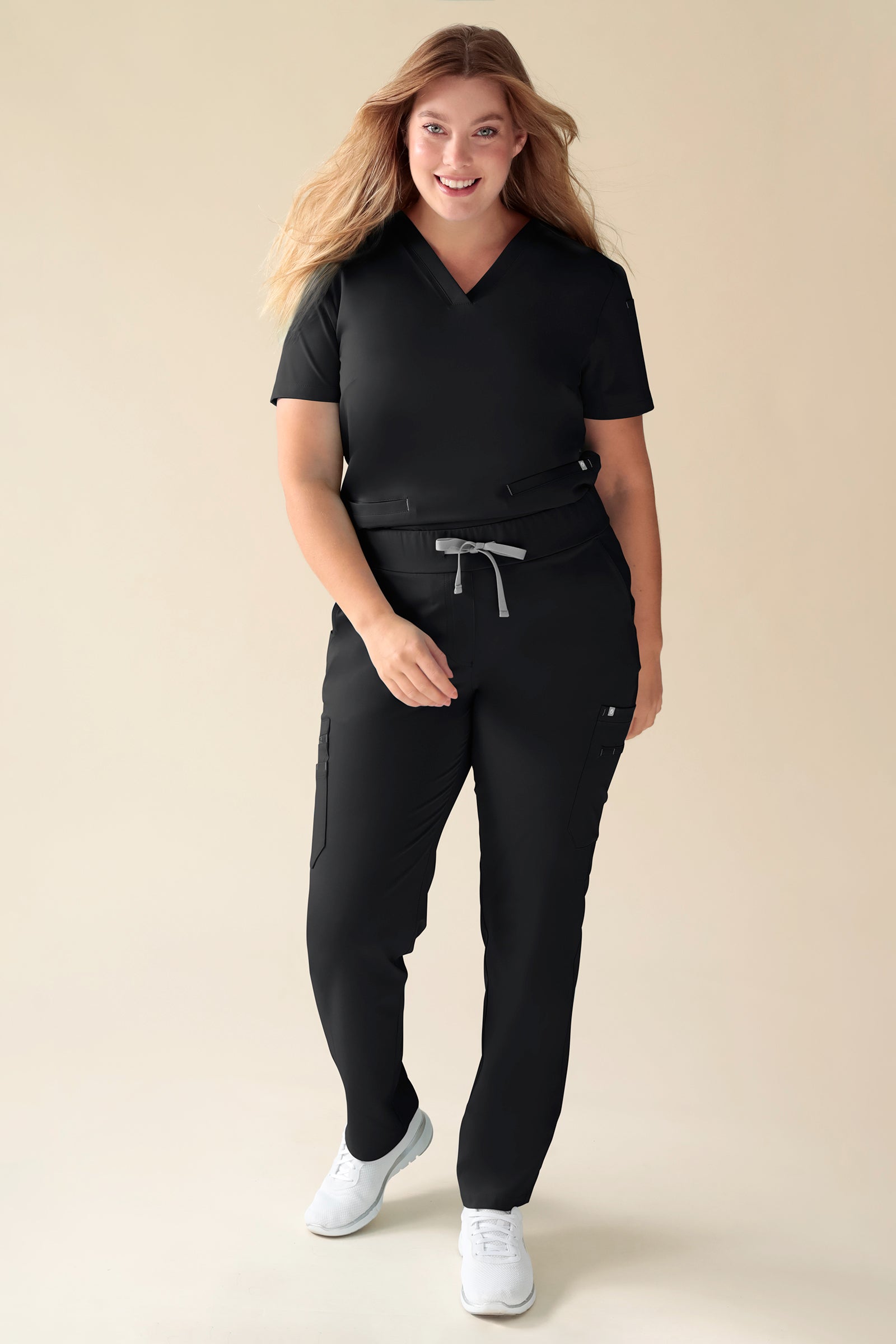 KAERE Pantalon Femme - avec poches cargo noir, Vue de face Le mannequin mesure 174 cm et porte la taille XL