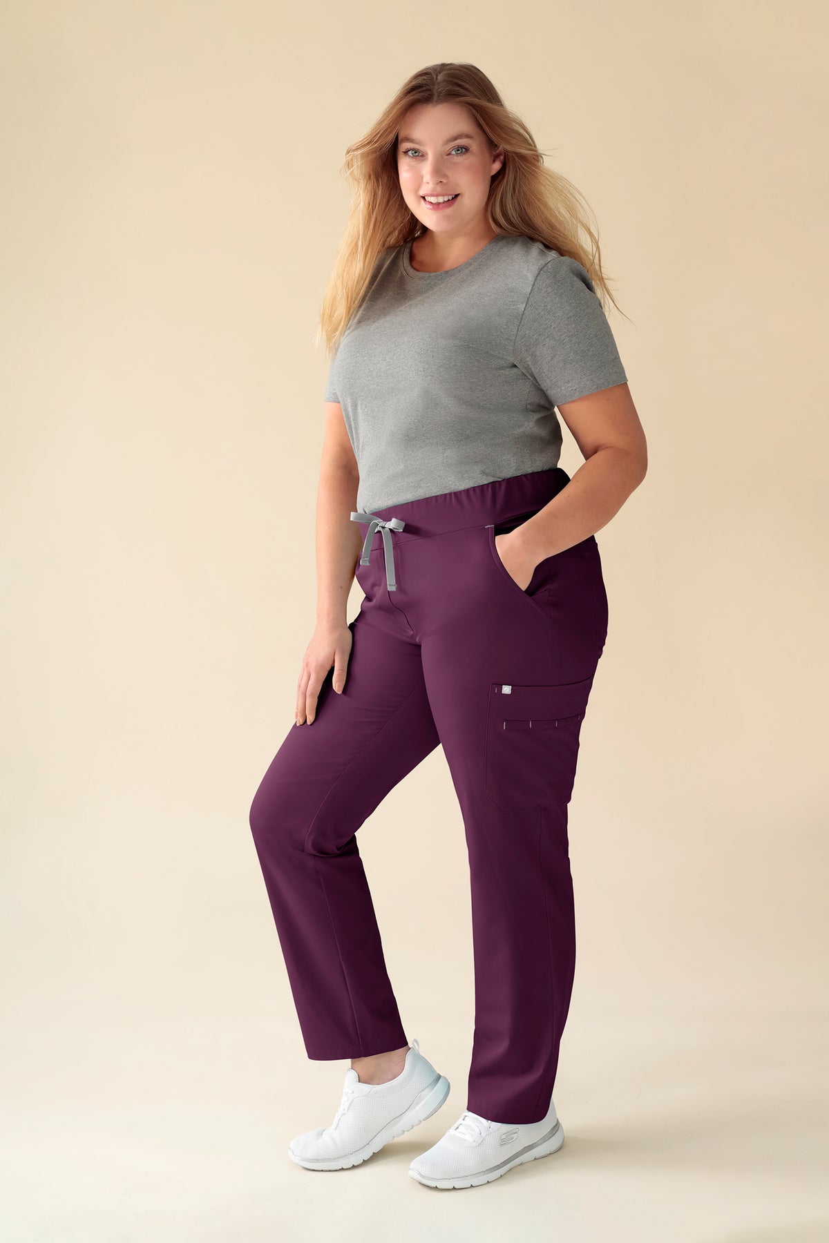 KAERE Pantalon Femme - avec poches cargo prune, Vue de face Le mannequin mesure 174 cm et porte la taille XL
