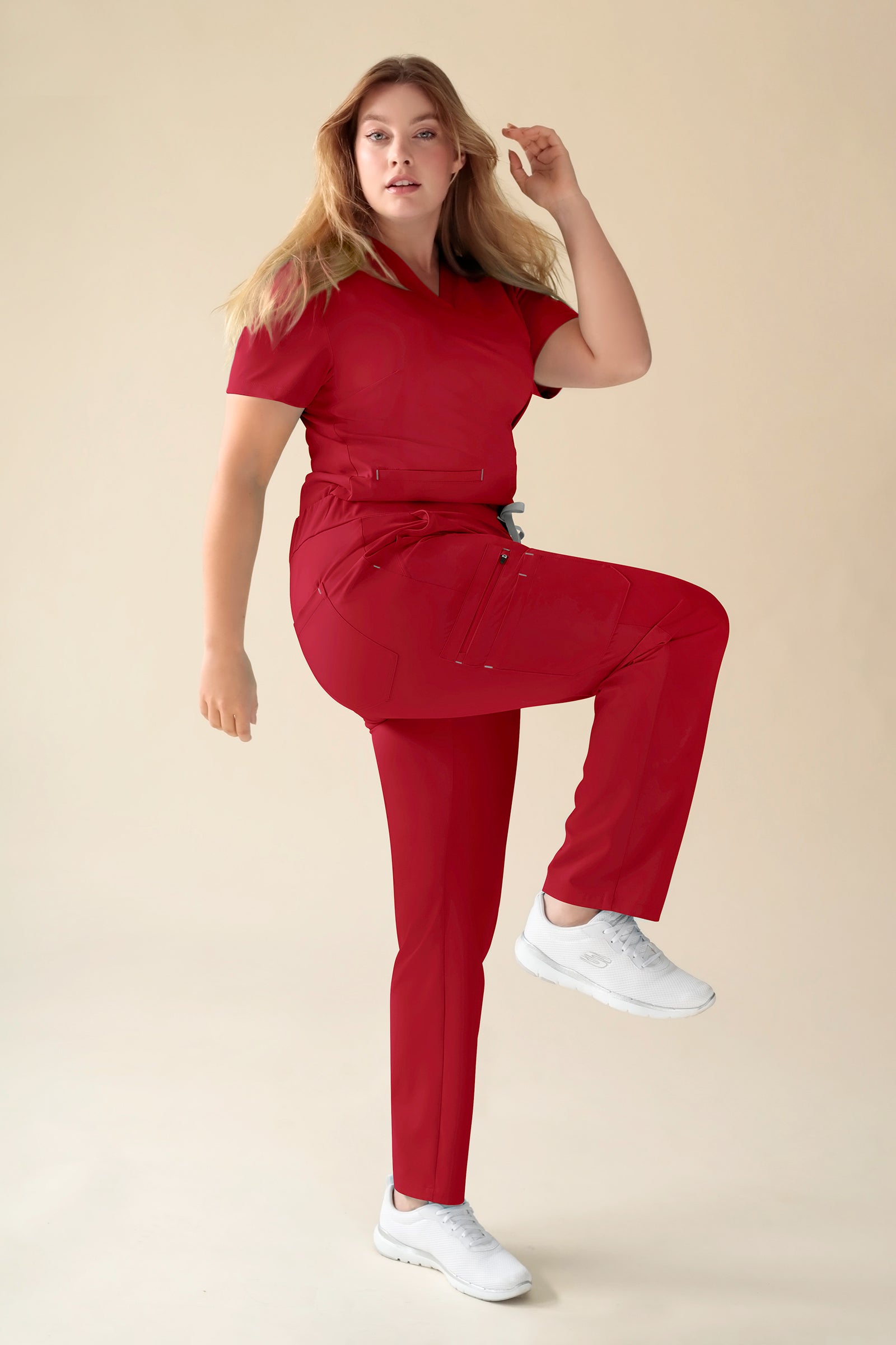 KAERE Pantalon Femme - avec poches cargo rouge, Vue de face Le mannequin mesure 174 cm et porte la taille XL