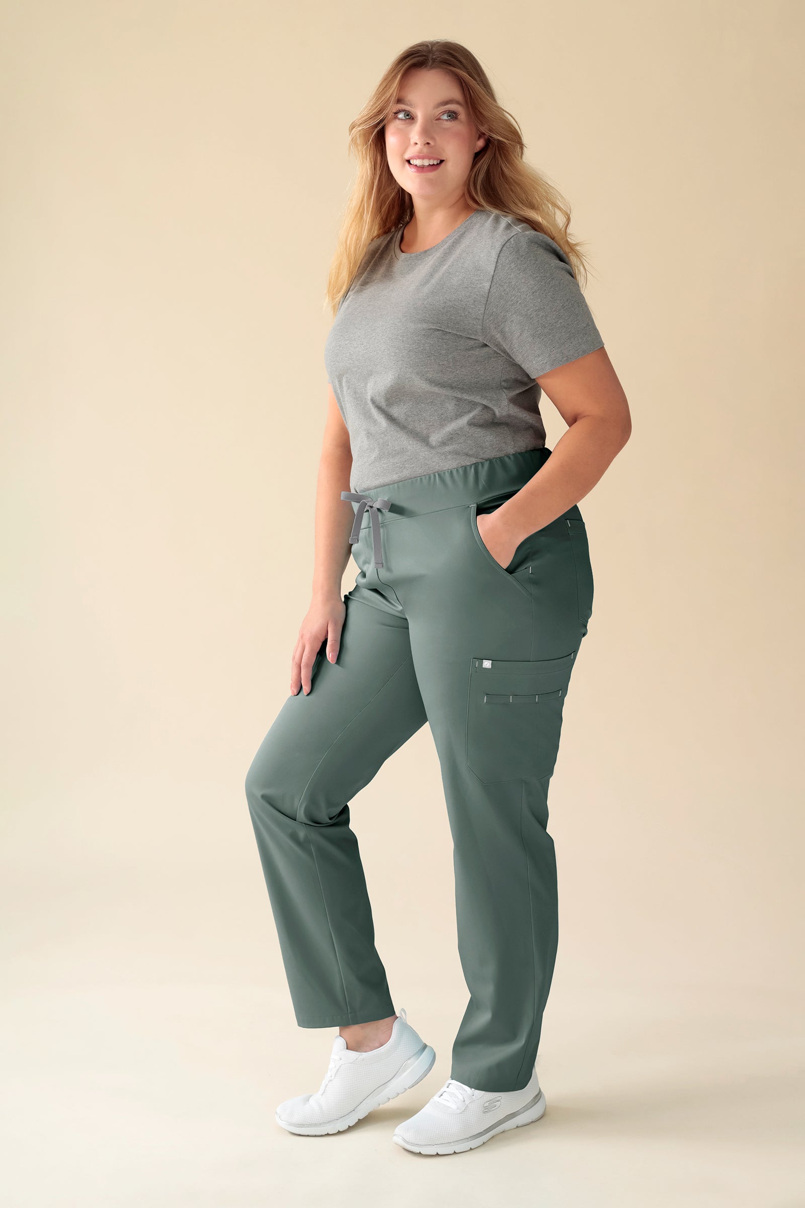 KAERE Pantalon Femme - avec poches cargo vert foncé, Vue de face Le mannequin mesure 174 cm et porte la taille XL