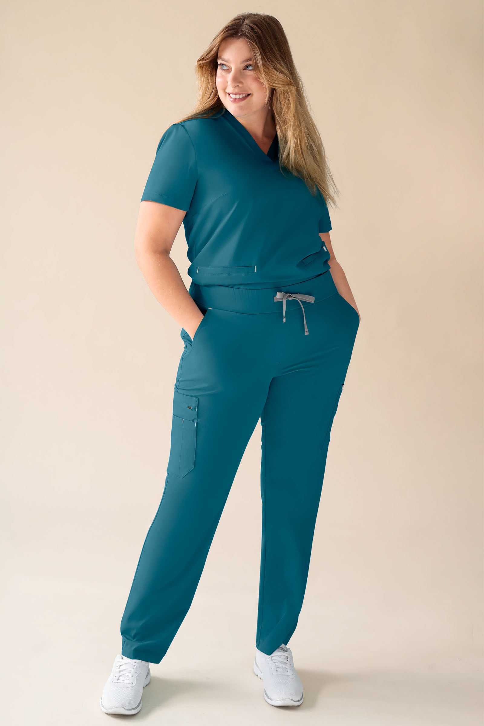 KAERE Pantalon Femme - avec poches cargo pétrole, Vue de face Le mannequin mesure 174 cm et porte la taille XL