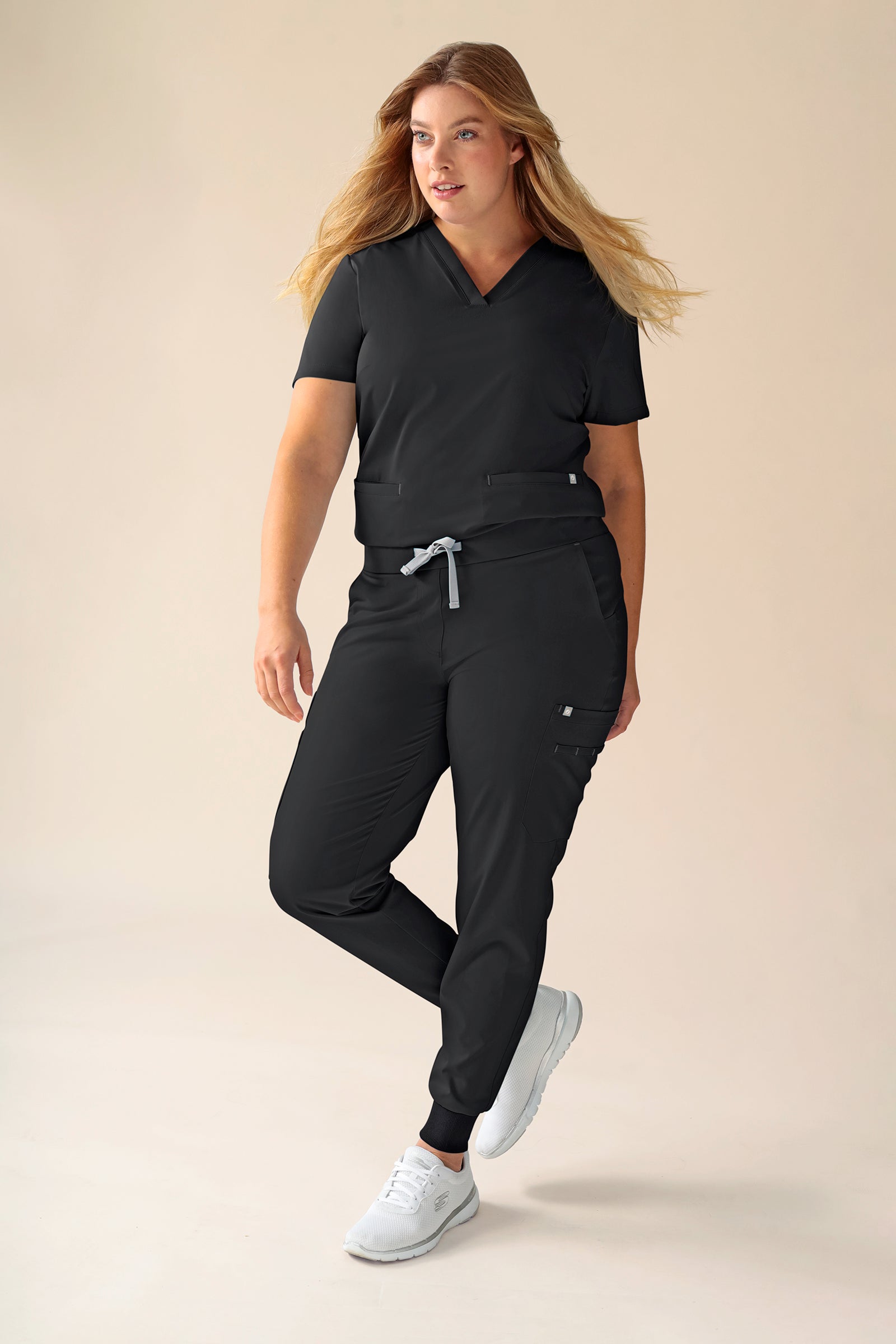 KAERE Tunique Femme - Décolleté V noir, Vue de face Le mannequin mesure 174 cm et porte la taille XL