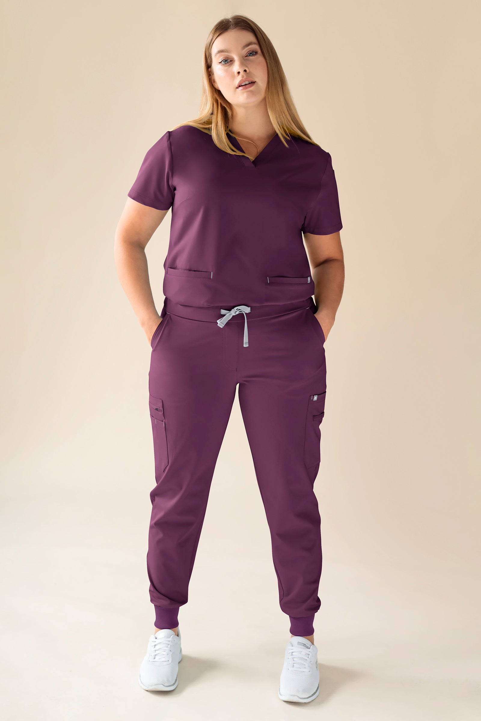 KAERE Tunique Femme - Décolleté V prune, Vue de face Le mannequin mesure 174 cm et porte la taille XL