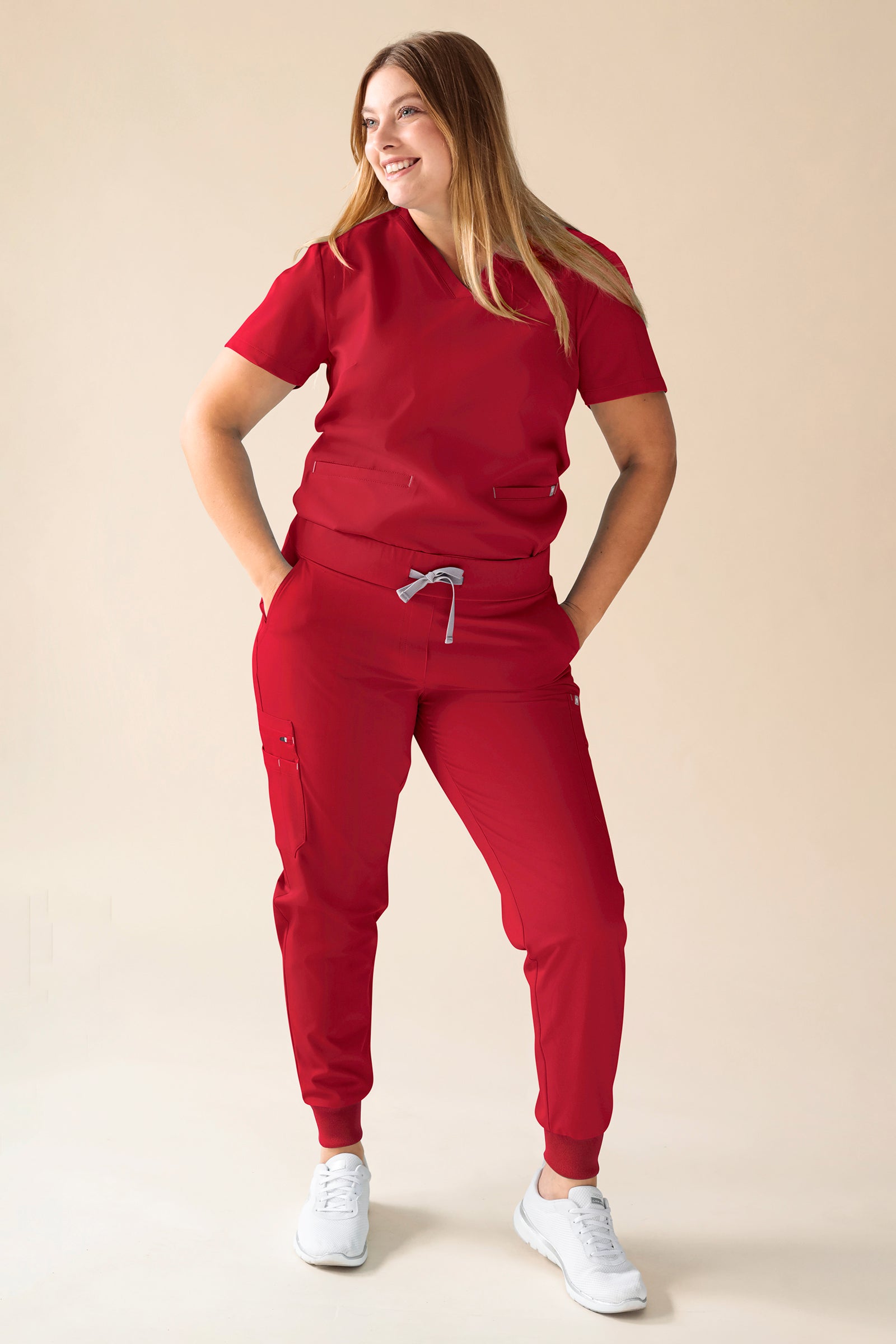 KAERE Tunique Femme - Décolleté V rouge, Vue de face Le mannequin mesure 174 cm et porte la taille XL