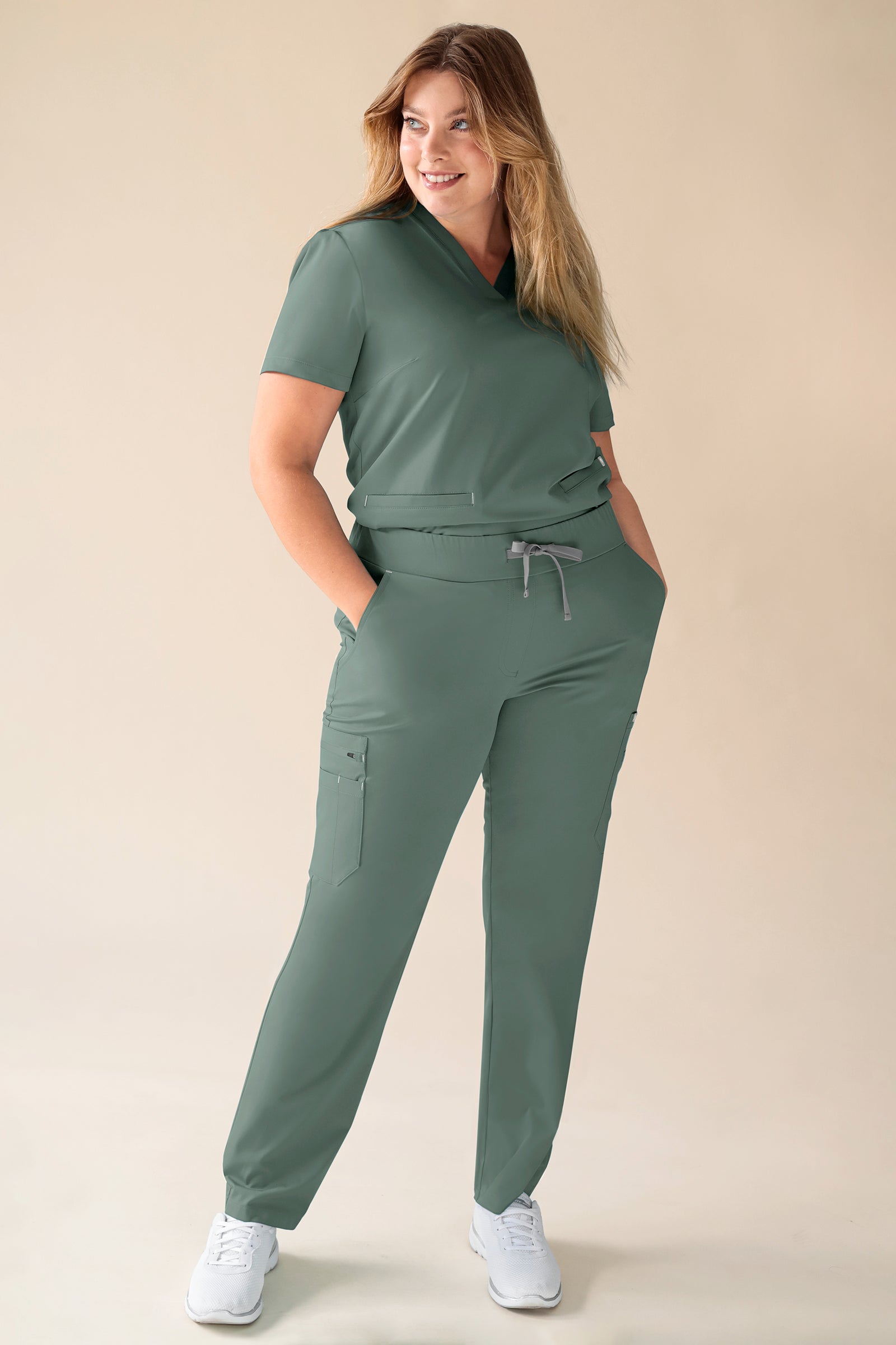 KAERE Tunique Femme - Décolleté V vert foncé, Vue de face Le mannequin mesure 174 cm et porte la taille XL