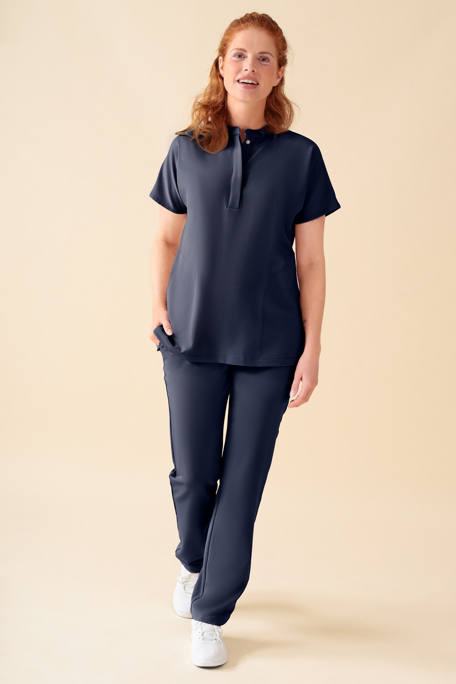 KAERE Pantalon Femme - sans poche cargo bleu navy, Vue de face Le mannequin mesure 175 cm et porte la taille S