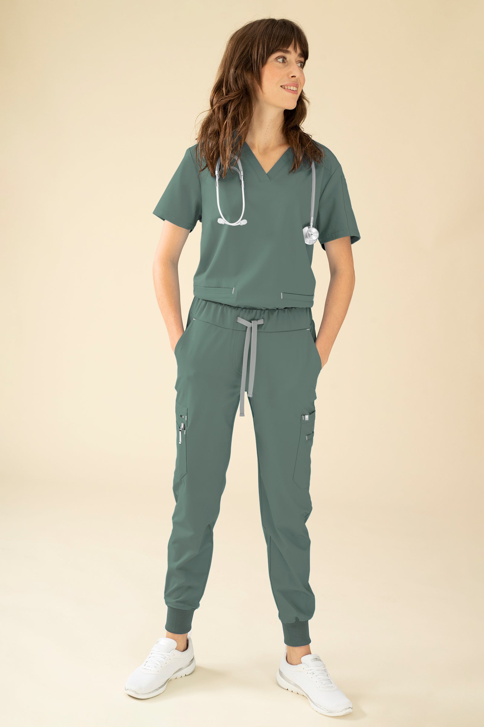 KAERE Pantalon Femme - avec poches cargo et ourlets côtelés vert foncé, Vue de face Le mannequin mesure 175 cm et porte la taille S