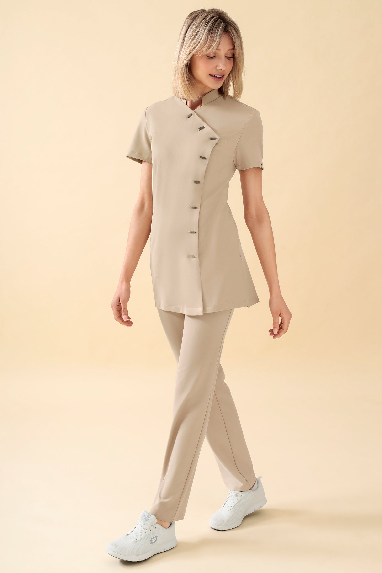 KAERE Blouse Femme - boutonnage asymétrique sable, Vue de face Le mannequin mesure 176 cm et porte la taille S