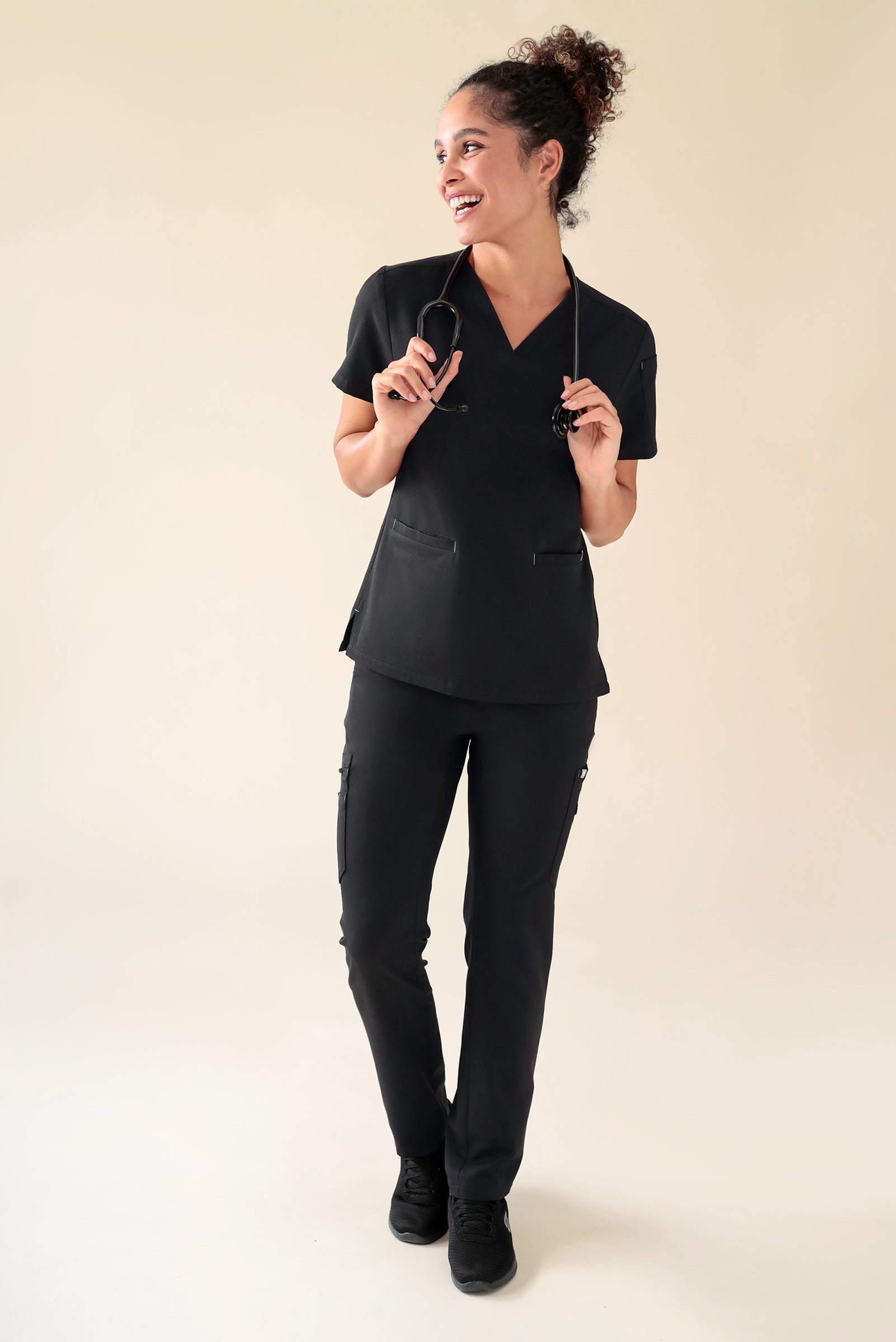KAERE Pantalon Femme - avec poches cargo noir, Vue de face Le mannequin mesure 176 cm et porte la taille S