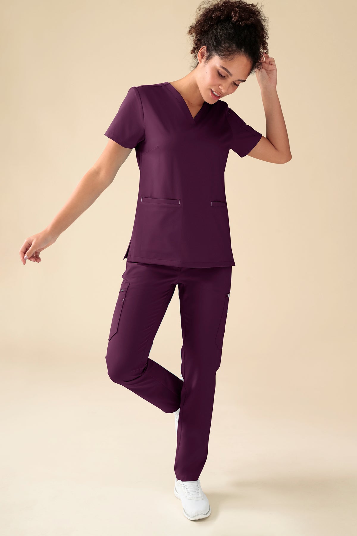 KAERE Pantalon Femme - avec poches cargo prune, Vue de face Le mannequin mesure 176 cm et porte la taille S