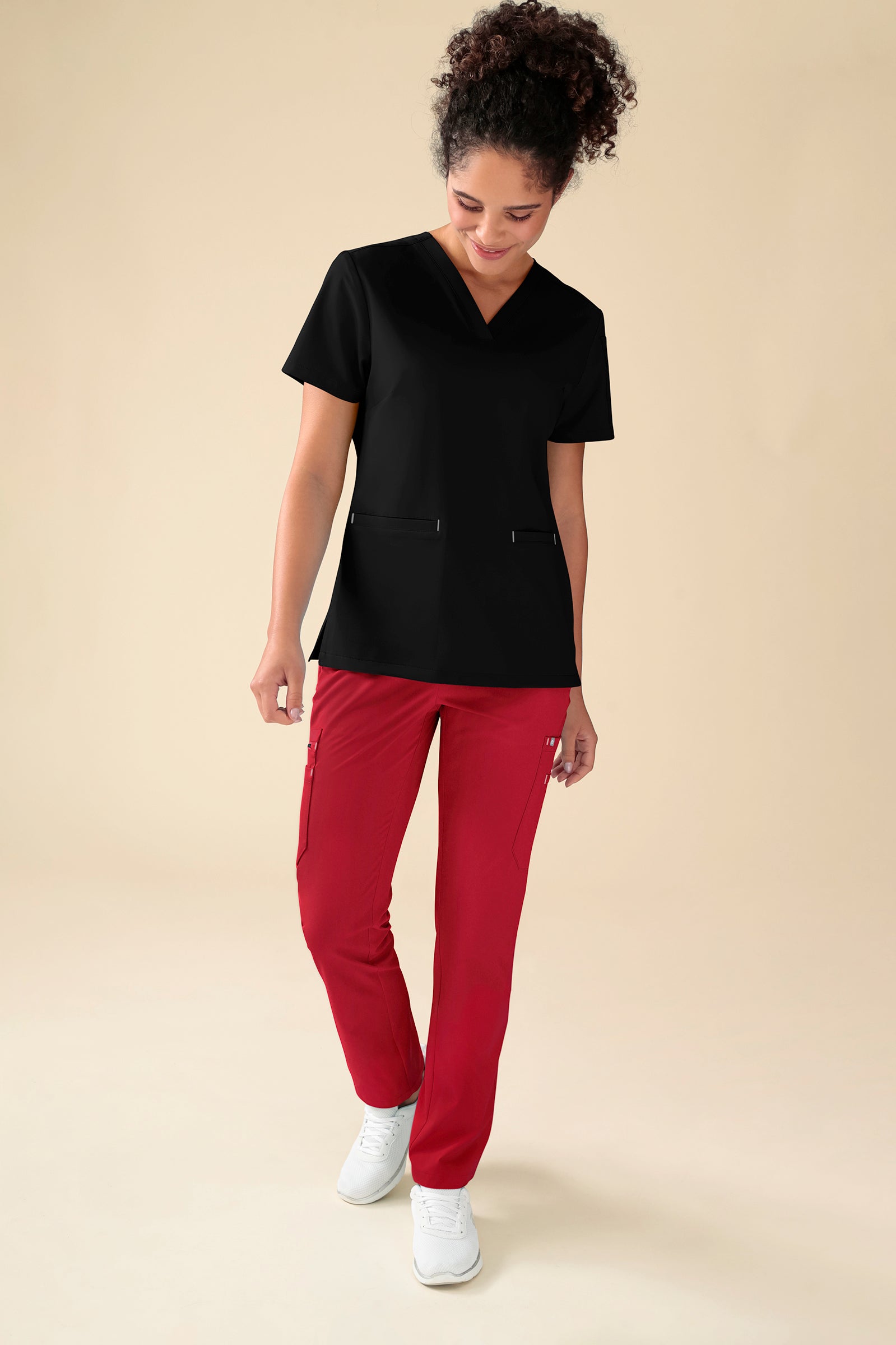 KAERE Pantalon Femme - avec poches cargo rouge, Vue de face Le mannequin mesure 176 cm et porte la taille S