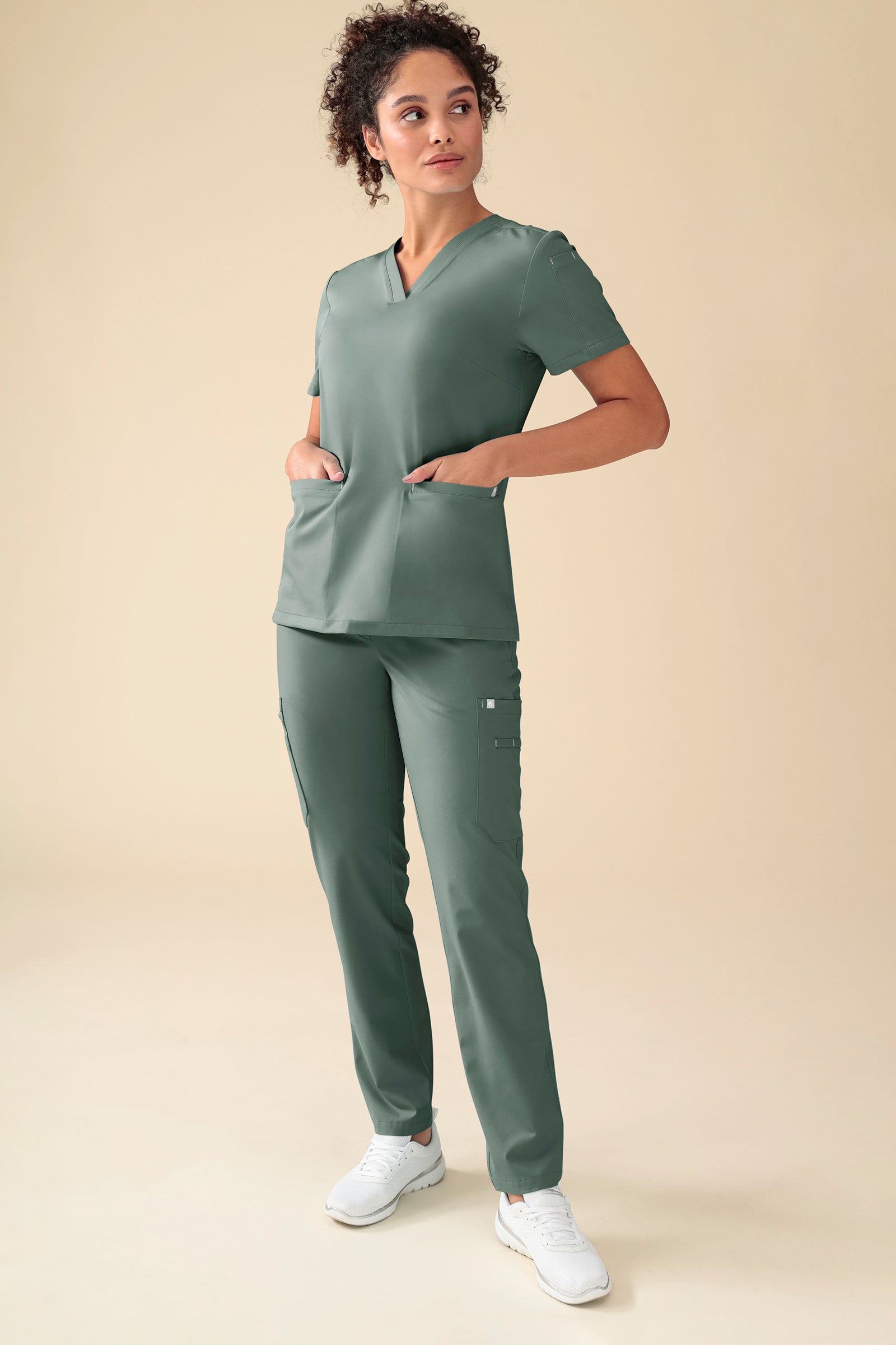 KAERE Pantalon Femme - avec poches cargo vert foncé, Vue de face Le mannequin mesure 176 cm et porte la taille S