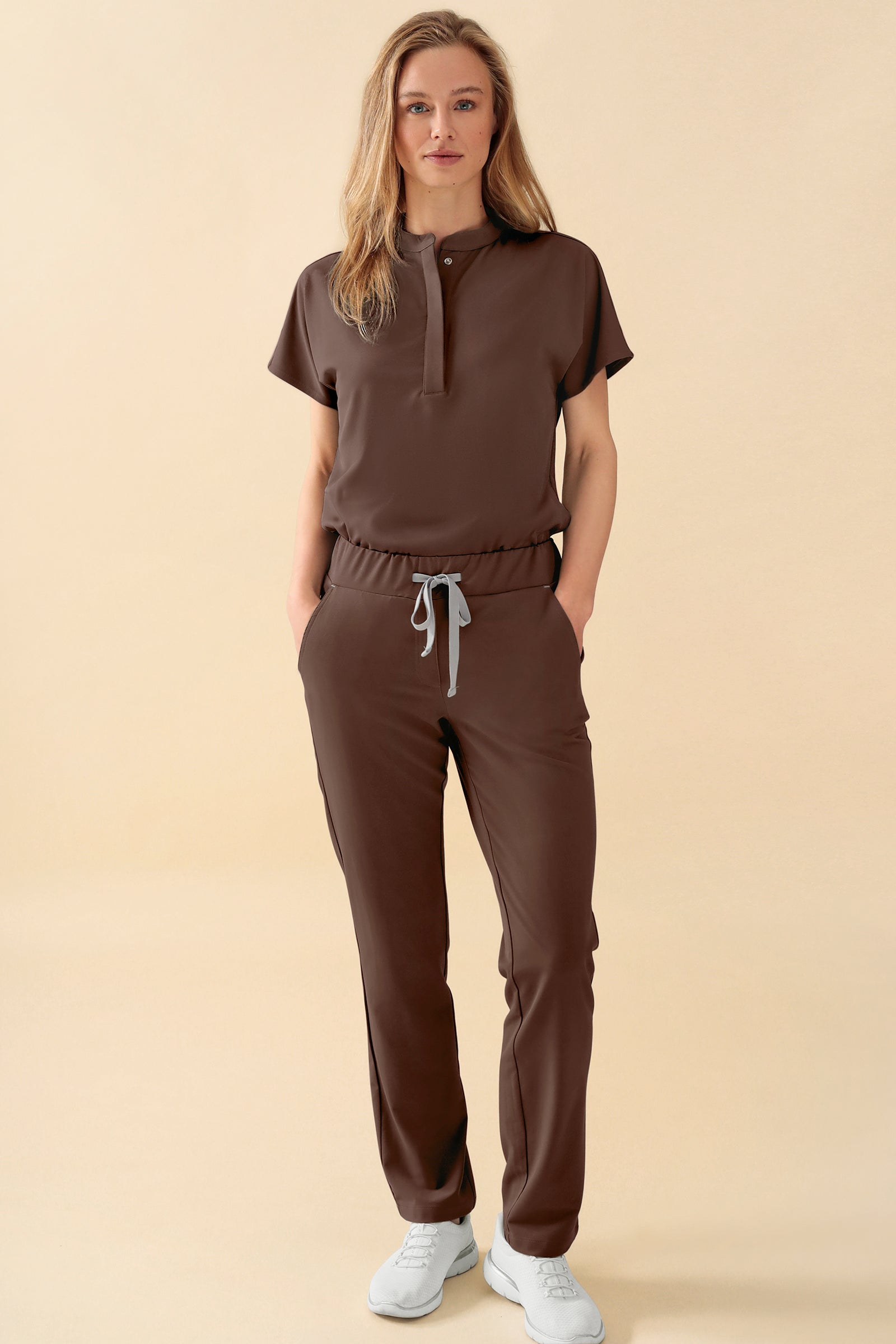 KAERE Pantalon Femme - sans poche cargo coffee, Vue de face Le mannequin mesure 177 cm et porte la taille S