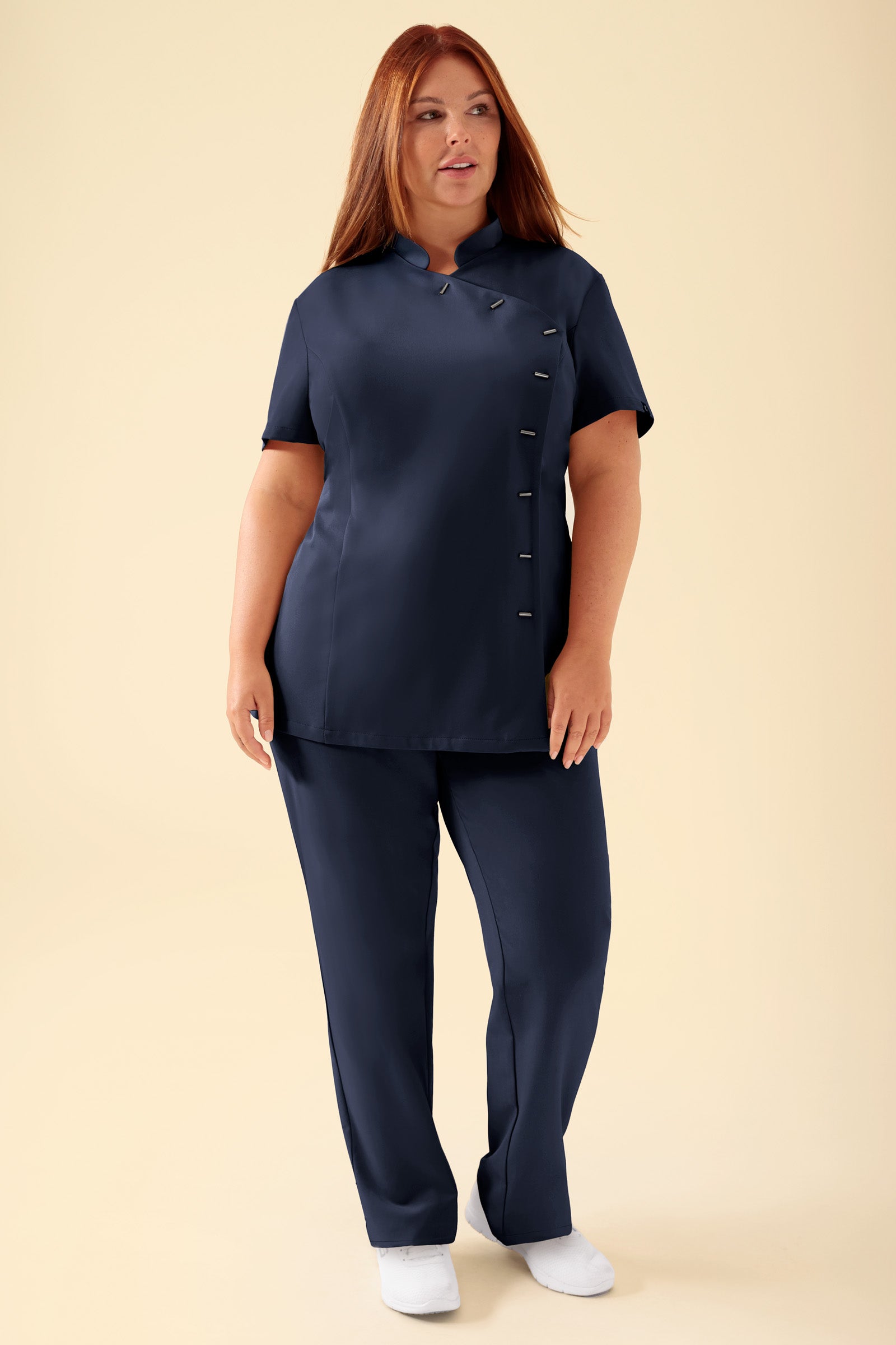 KAERE Blouse Femme - boutonnage asymétrique bleu navy, Vue de face Le mannequin mesure 173 cm et porte la taille XL