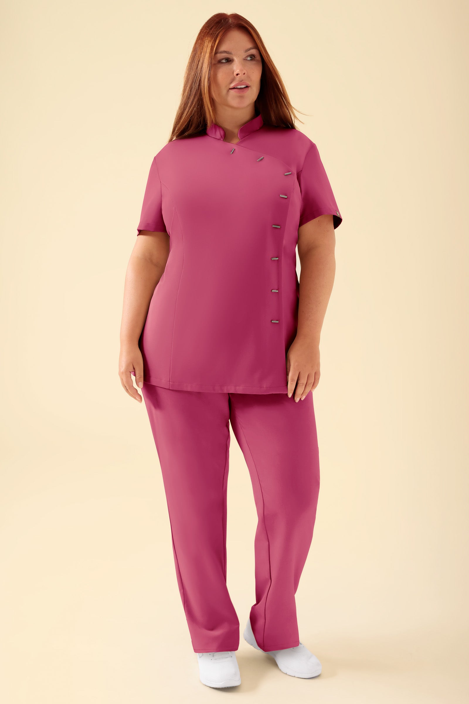 KAERE Blouse Femme - boutonnage asymétrique bois de rose, Vue de face Le mannequin mesure 173 cm et porte la taille XL