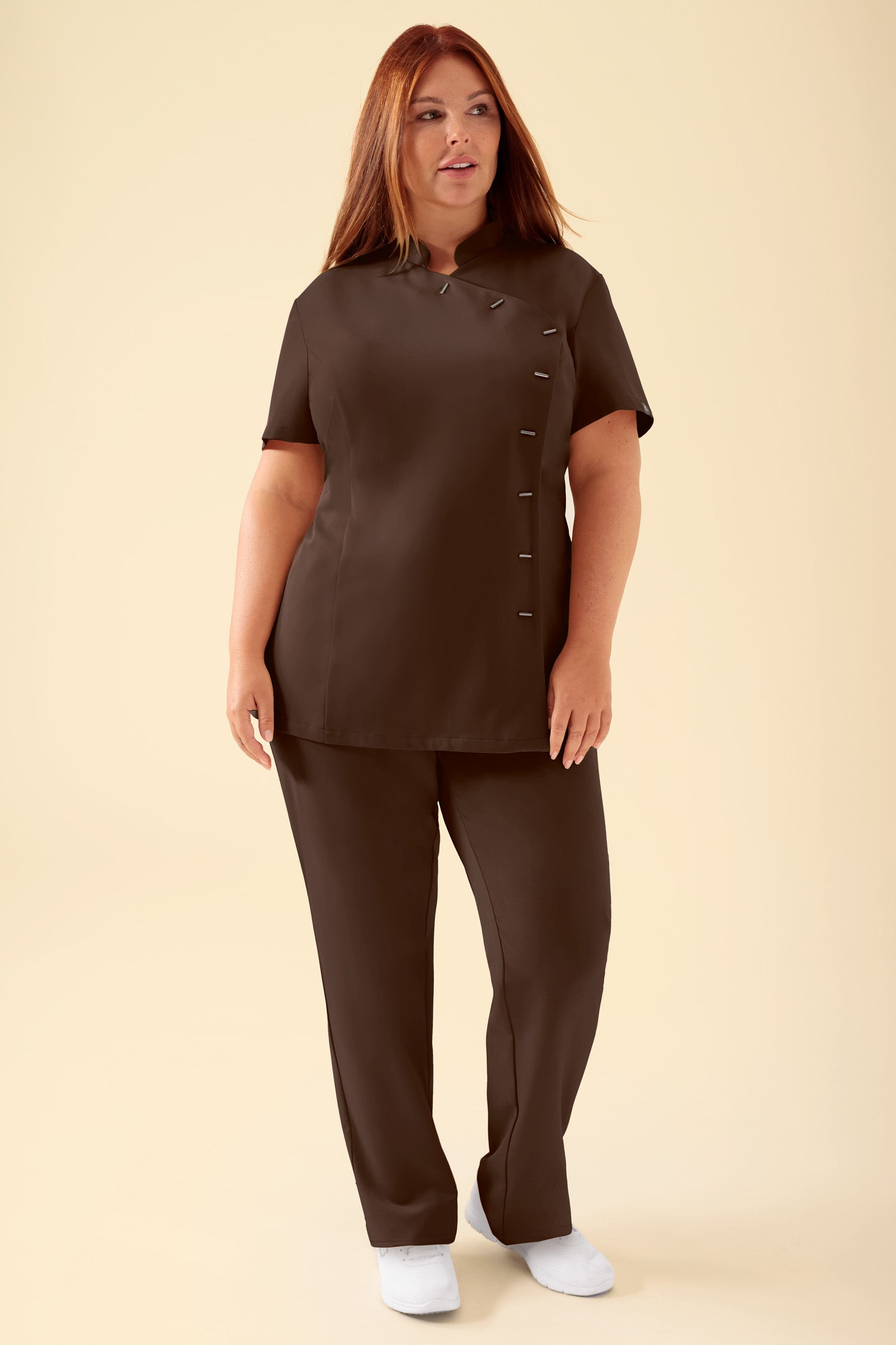 KAERE Blouse Femme - boutonnage asymétrique coffee, Vue de face Le mannequin mesure 173 cm et porte la taille XL