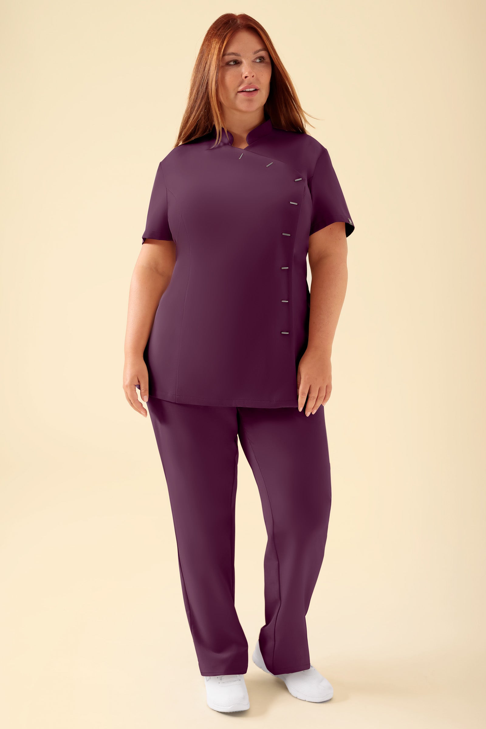 KAERE Blouse Femme - boutonnage asymétrique prune, Vue de face Le mannequin mesure 173 cm et porte la taille XL