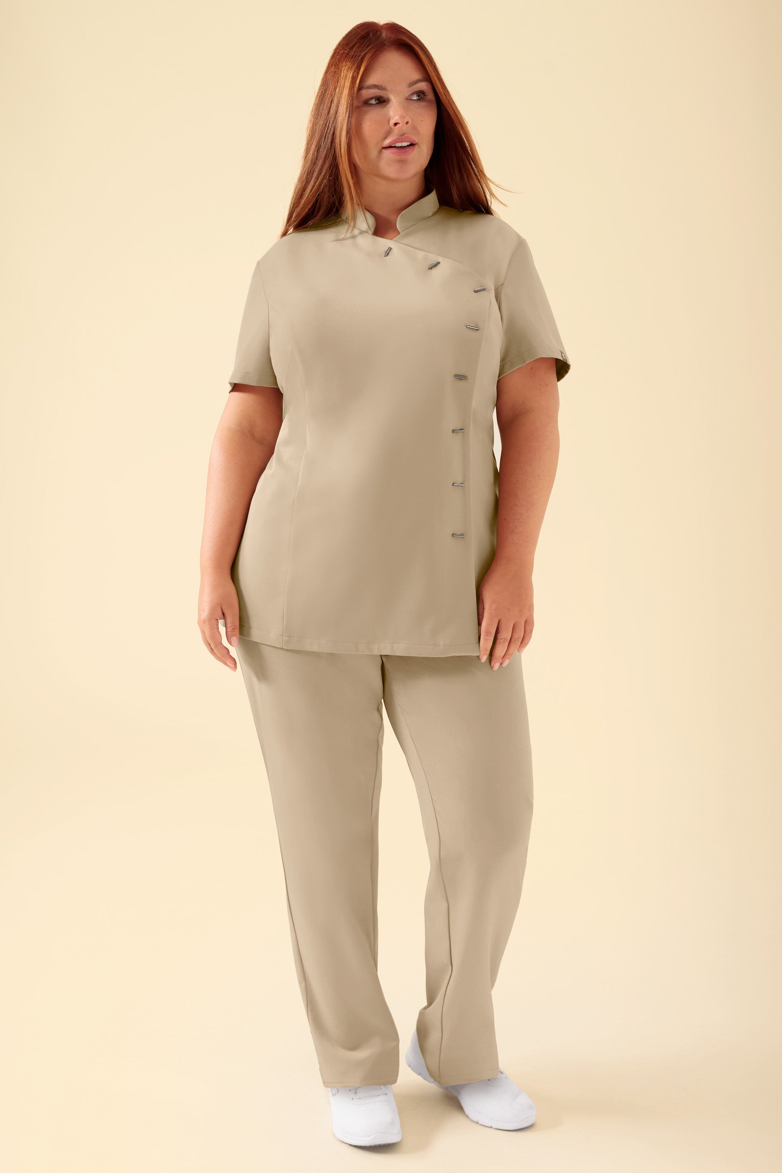 KAERE Blouse Femme - boutonnage asymétrique sable, Vue de face Le mannequin mesure 173 cm et porte la taille XL