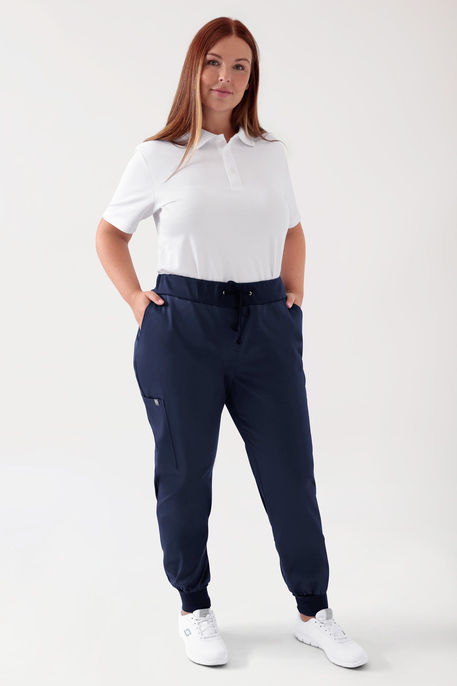 COMFY FLEX Pantalon Femme - Jogpant navy, Vue de face Le mannequin mesure 173 cm et porte la taille XL