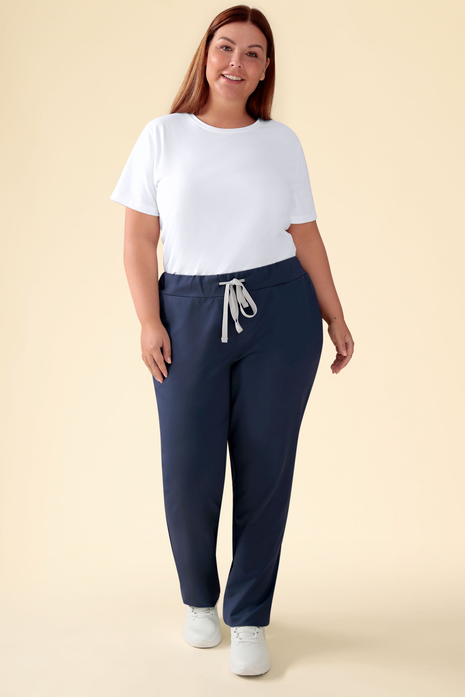 KAERE Pantalon Femme - sans poche cargo bleu navy, Vue de face Le mannequin mesure 173 cm et porte la taille XL