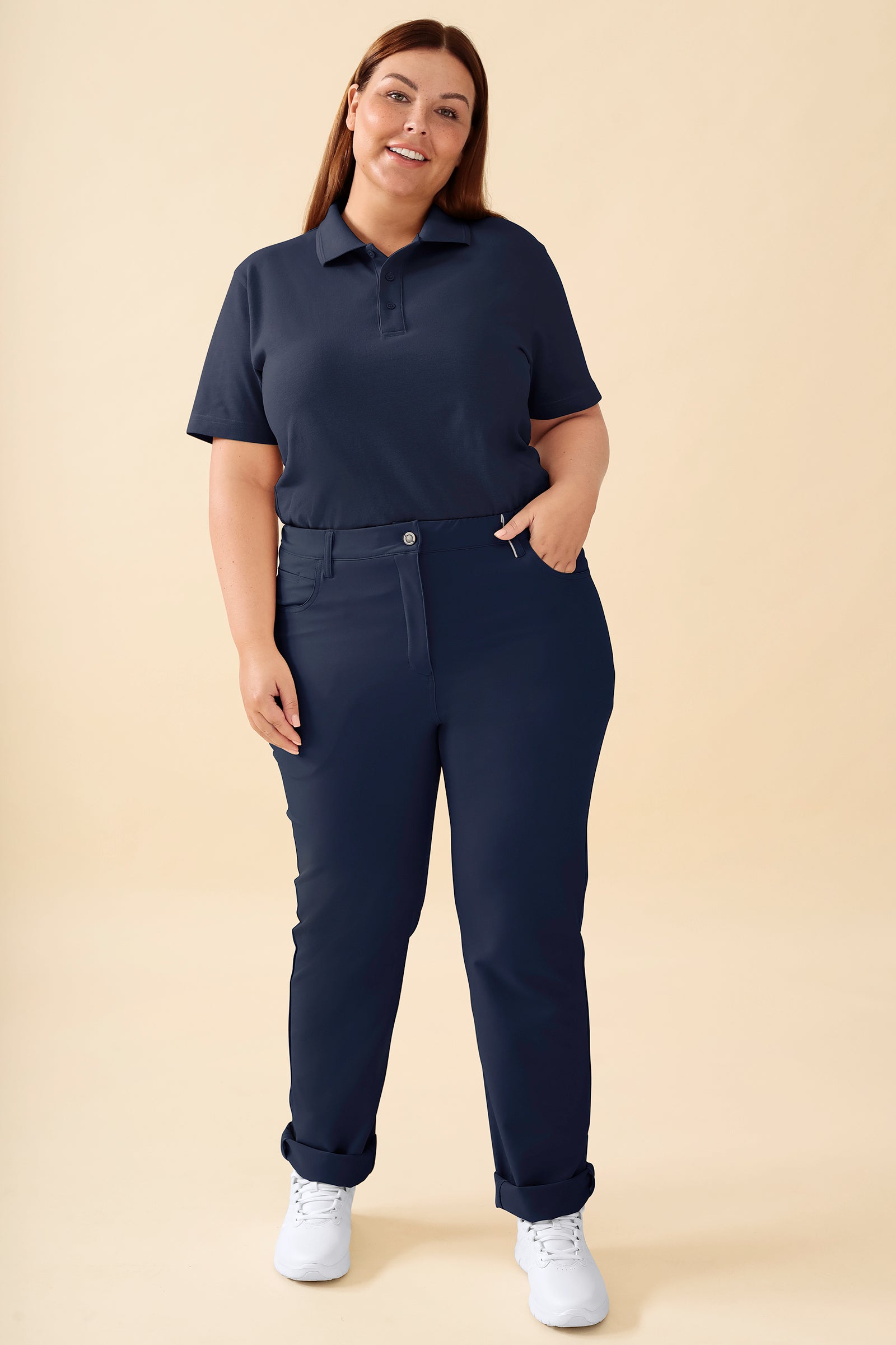 KAERE Pantalon Femme - 5 poches navy, Vue de face Le mannequin mesure 173 cm et porte la taille XL