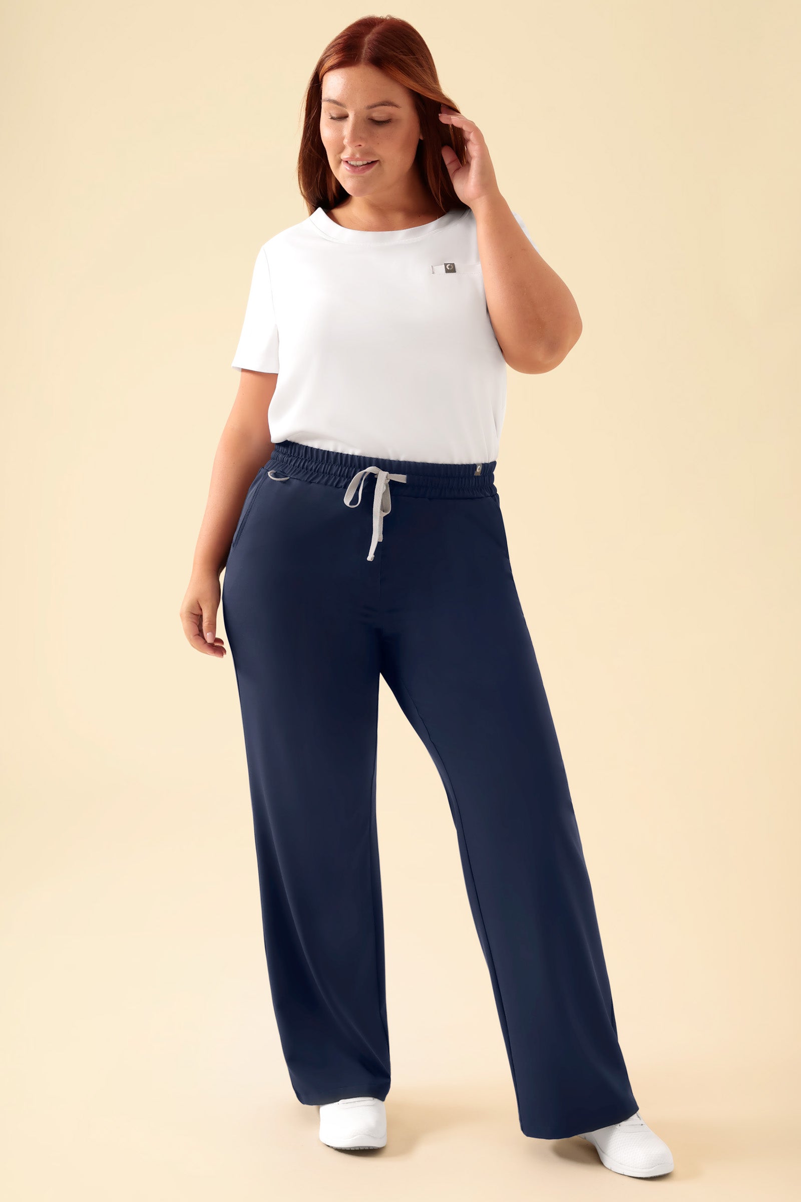 KAERE Pantalon Femme - large jambe navy, Vue de face Le mannequin mesure 173 cm et porte la taille XL