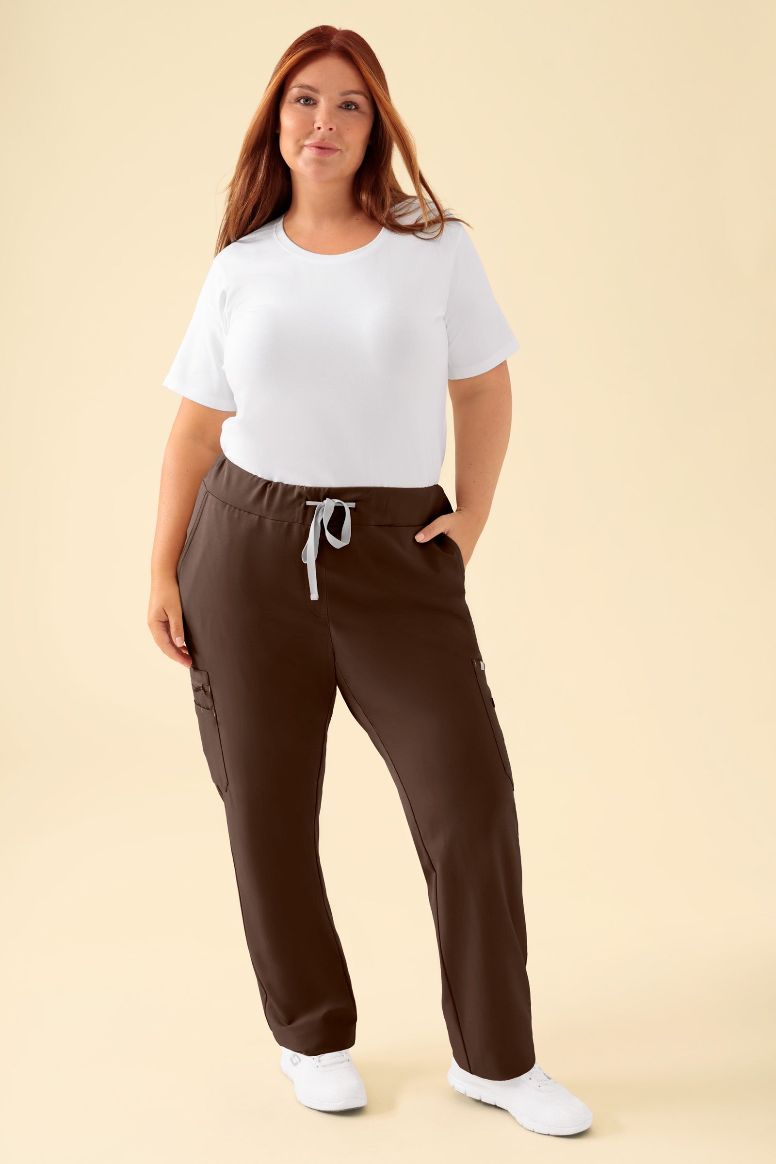 KAERE Pantalon Femme - avec poches cargo coffee, Vue de face Le mannequin mesure 173 cm et porte la taille XL