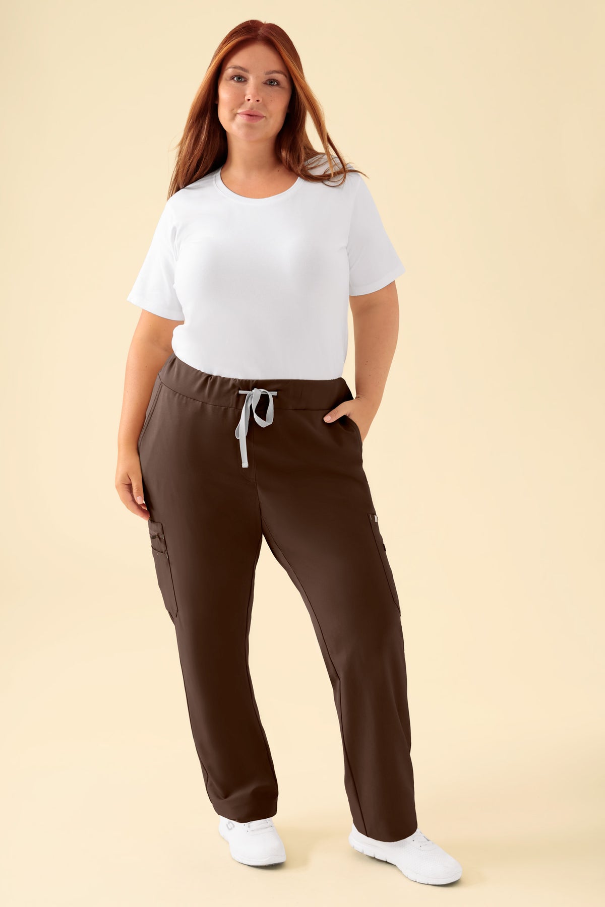 KAERE Pantalon Femme - avec poches cargo coffee, Vue de face Le mannequin mesure 173 cm et porte la taille XL
